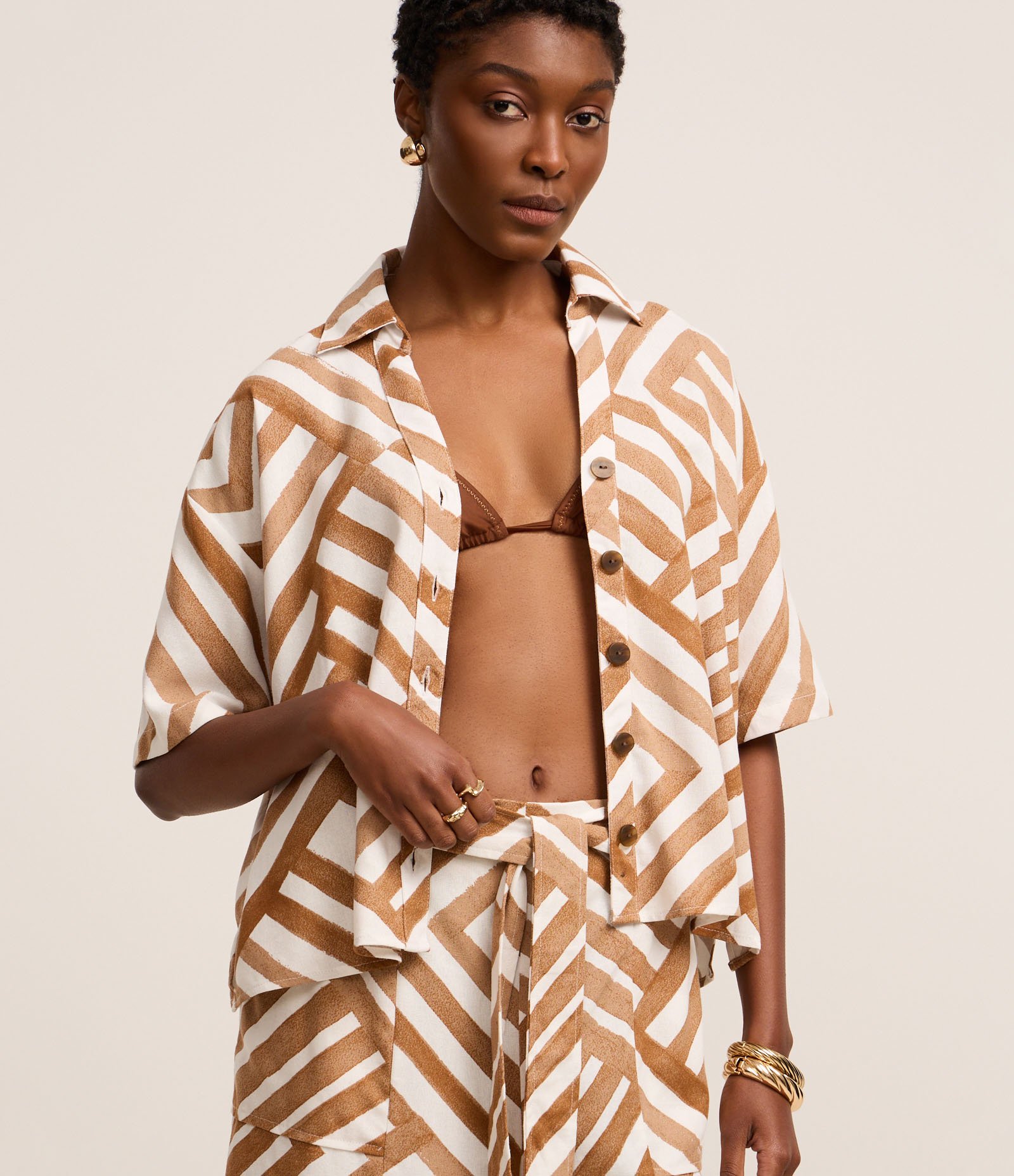 Camisa em Viscolinho com Botões e Estampa Geométrica Marrom/Bege 1