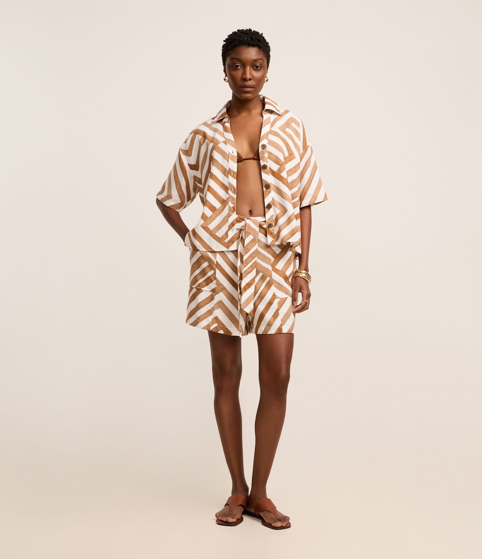 Camisa em Viscolinho com Botões e Estampa Geométrica Marrom/Bege 2