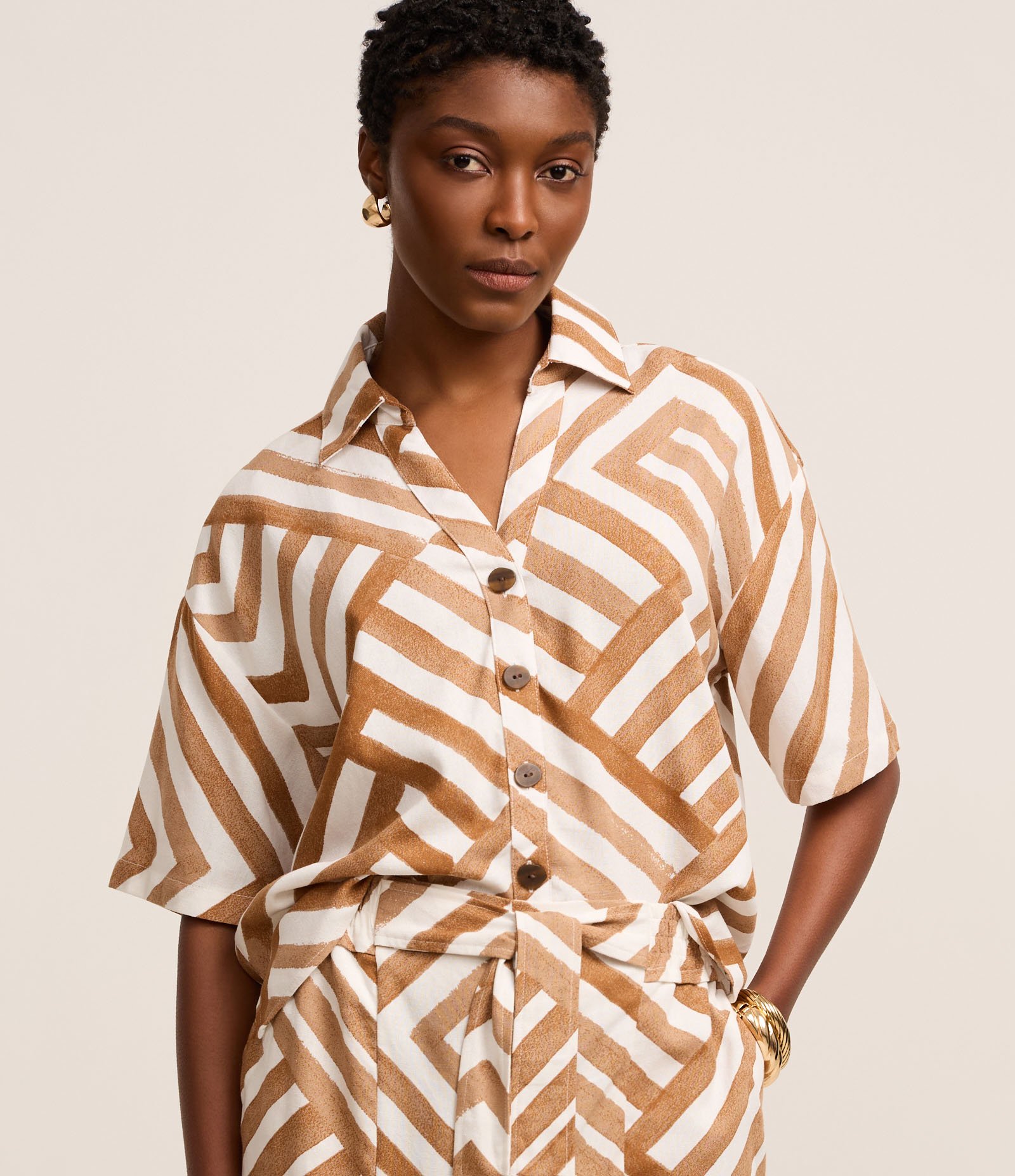 Camisa em Viscolinho com Botões e Estampa Geométrica Marrom/Bege 3