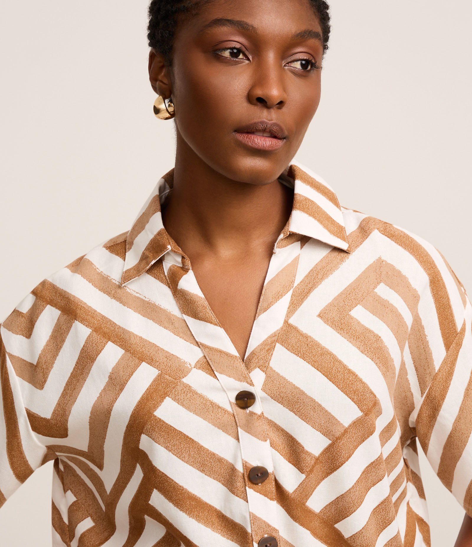 Camisa em Viscolinho com Botões e Estampa Geométrica Marrom/Bege 4