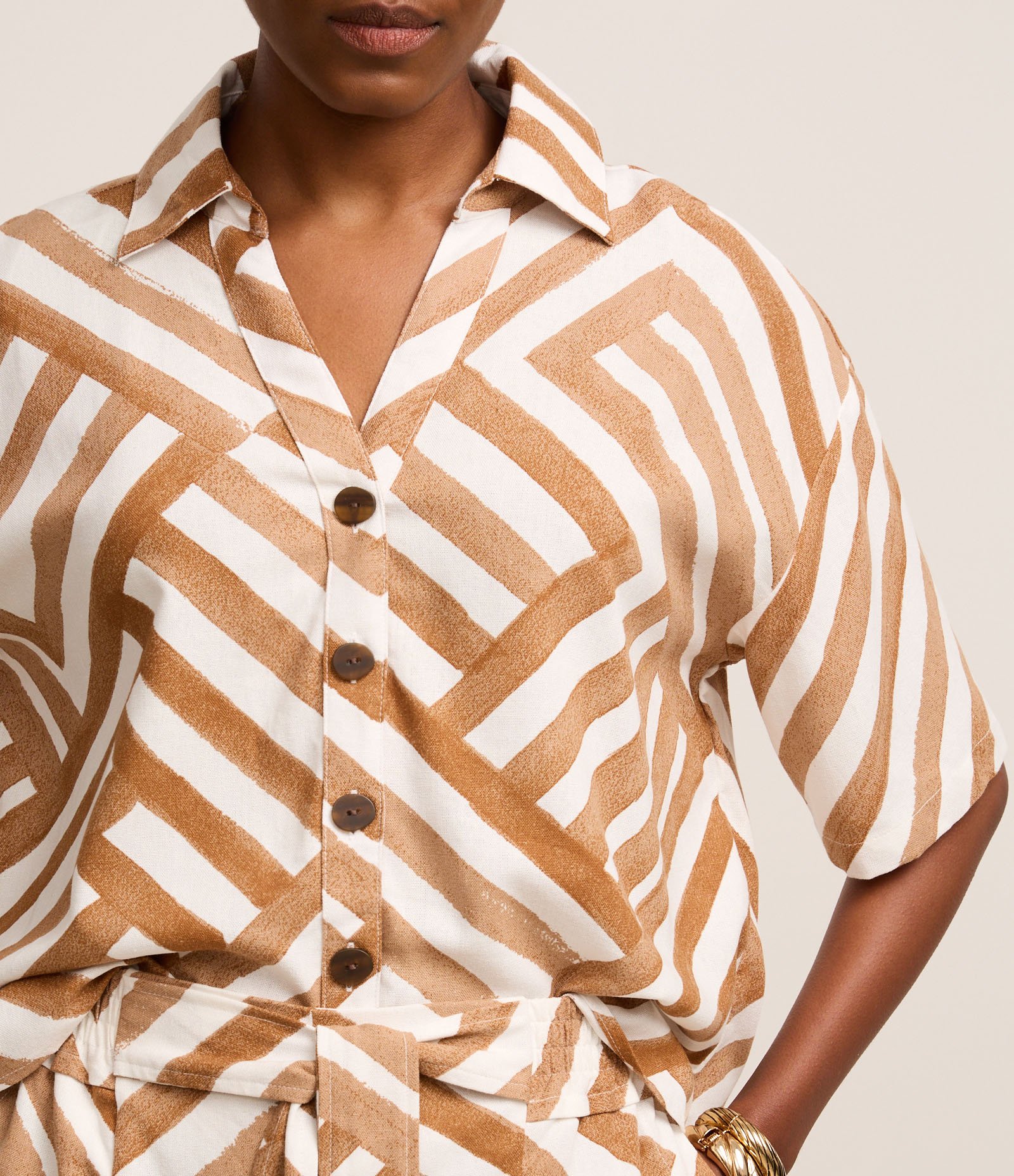 Camisa em Viscolinho com Botões e Estampa Geométrica Marrom/Bege 5