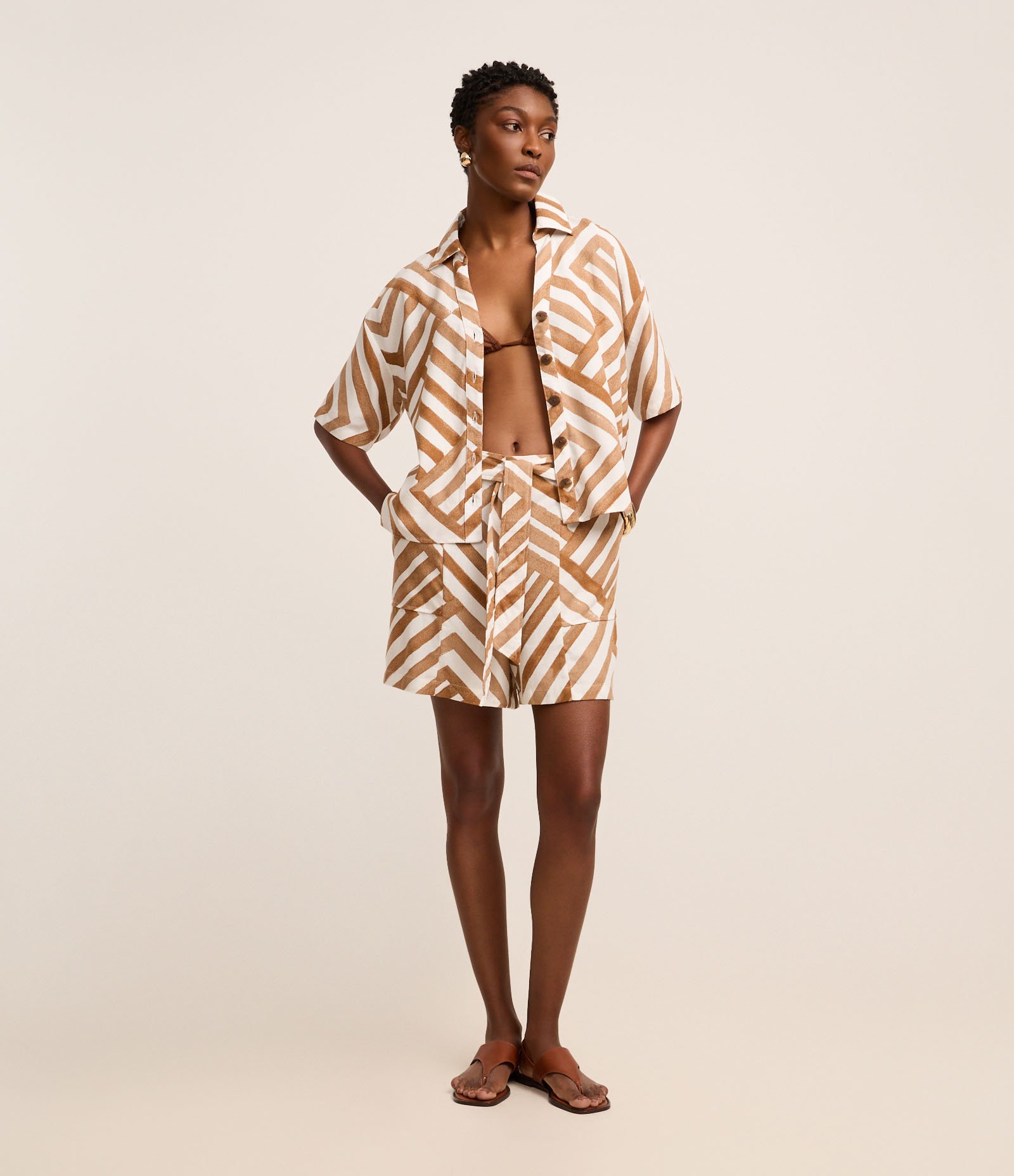 Short Runner em Viscolinho com Amarração e Estampa Geométrica Caramelo/Bege 1