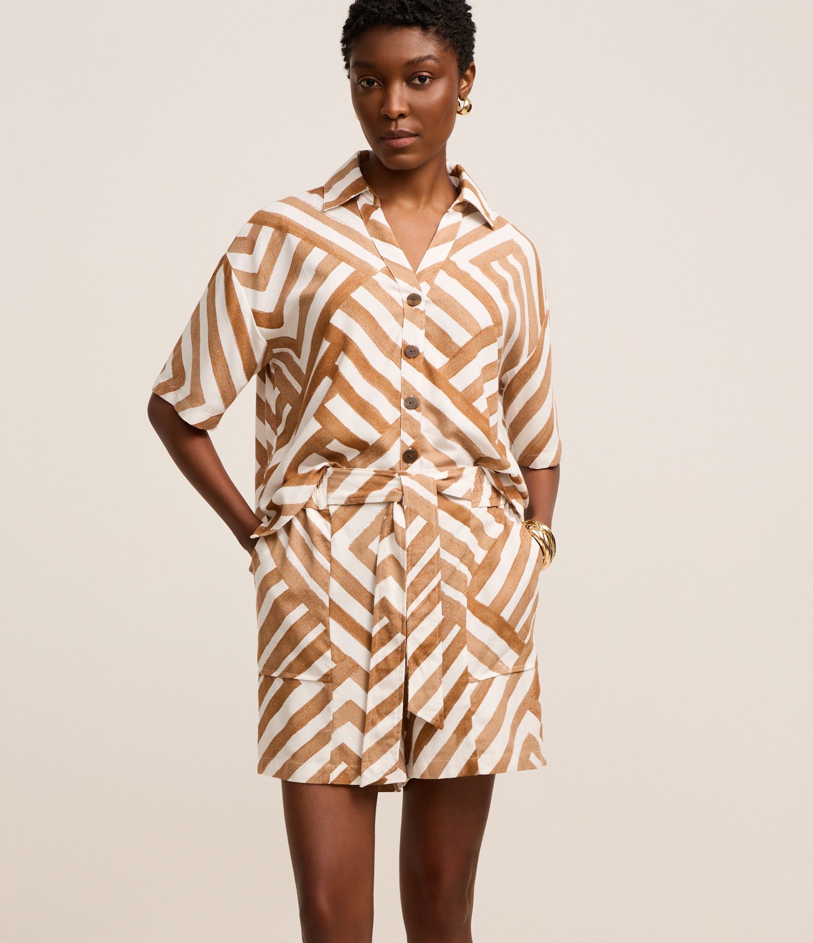 Short Runner em Viscolinho com Amarração e Estampa Geométrica Caramelo/Bege 2