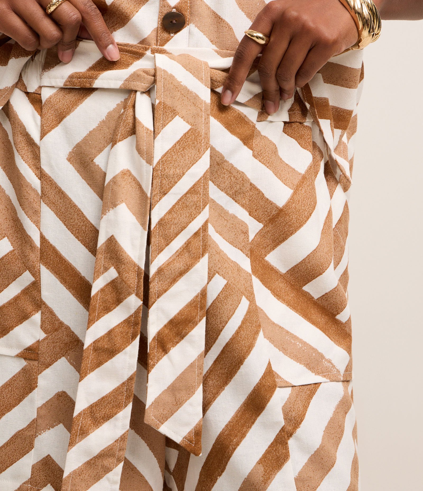 Short Runner em Viscolinho com Amarração e Estampa Geométrica Caramelo/Bege 4