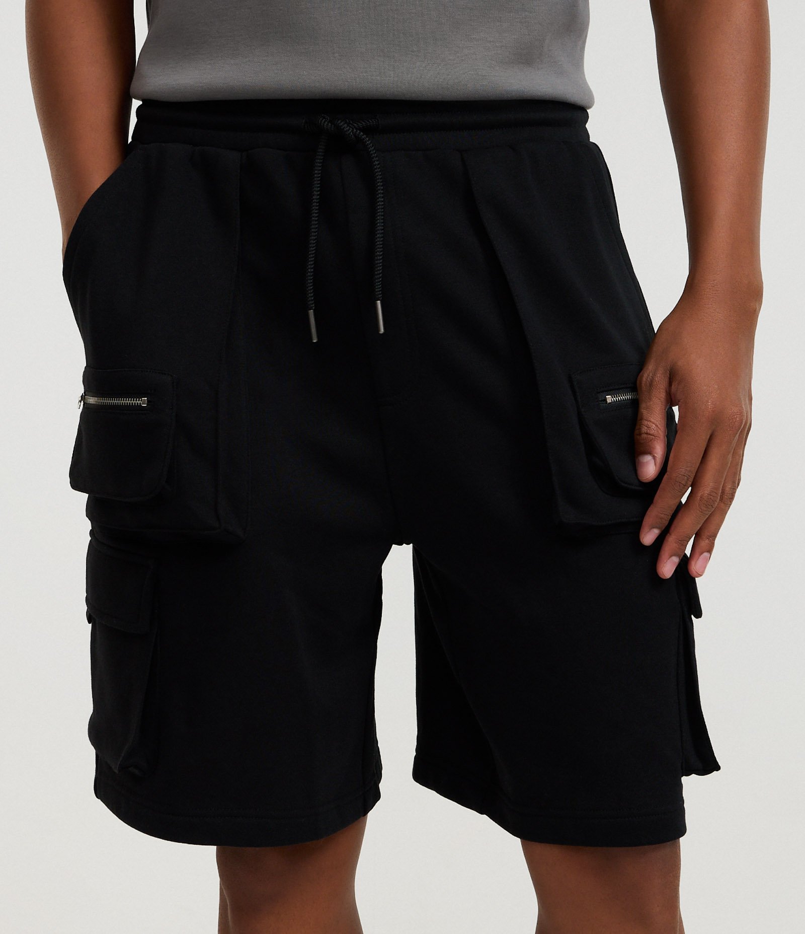 Bermuda em Moletom com Bolsos Cargo Preto 2