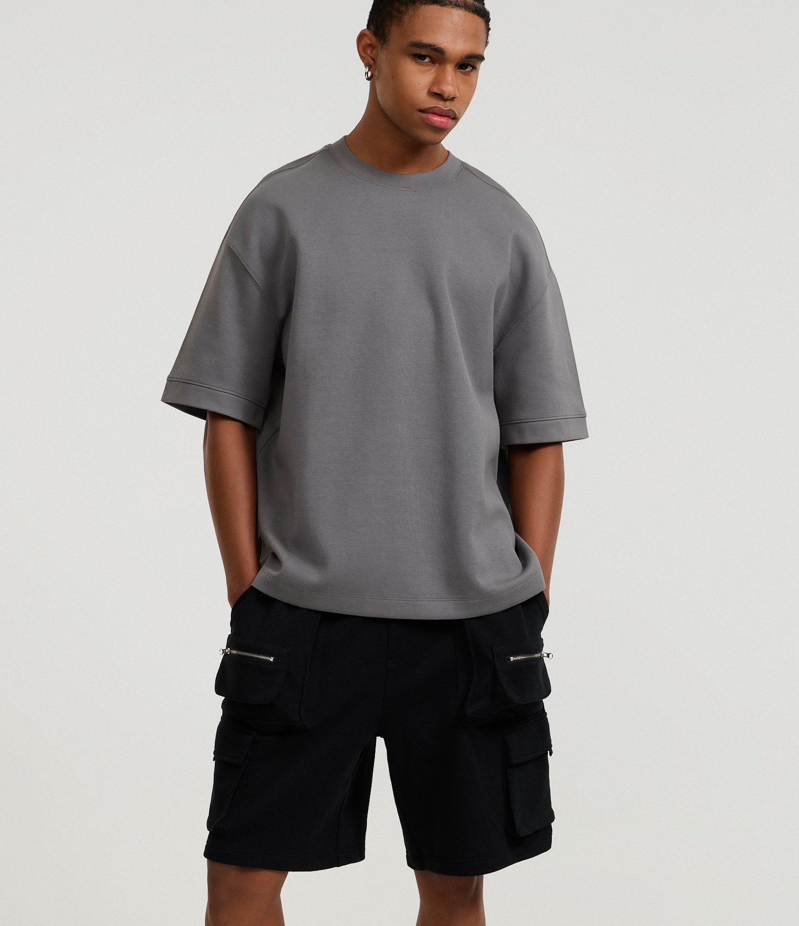 Bermuda em Moletom com Bolsos Cargo Preto 3