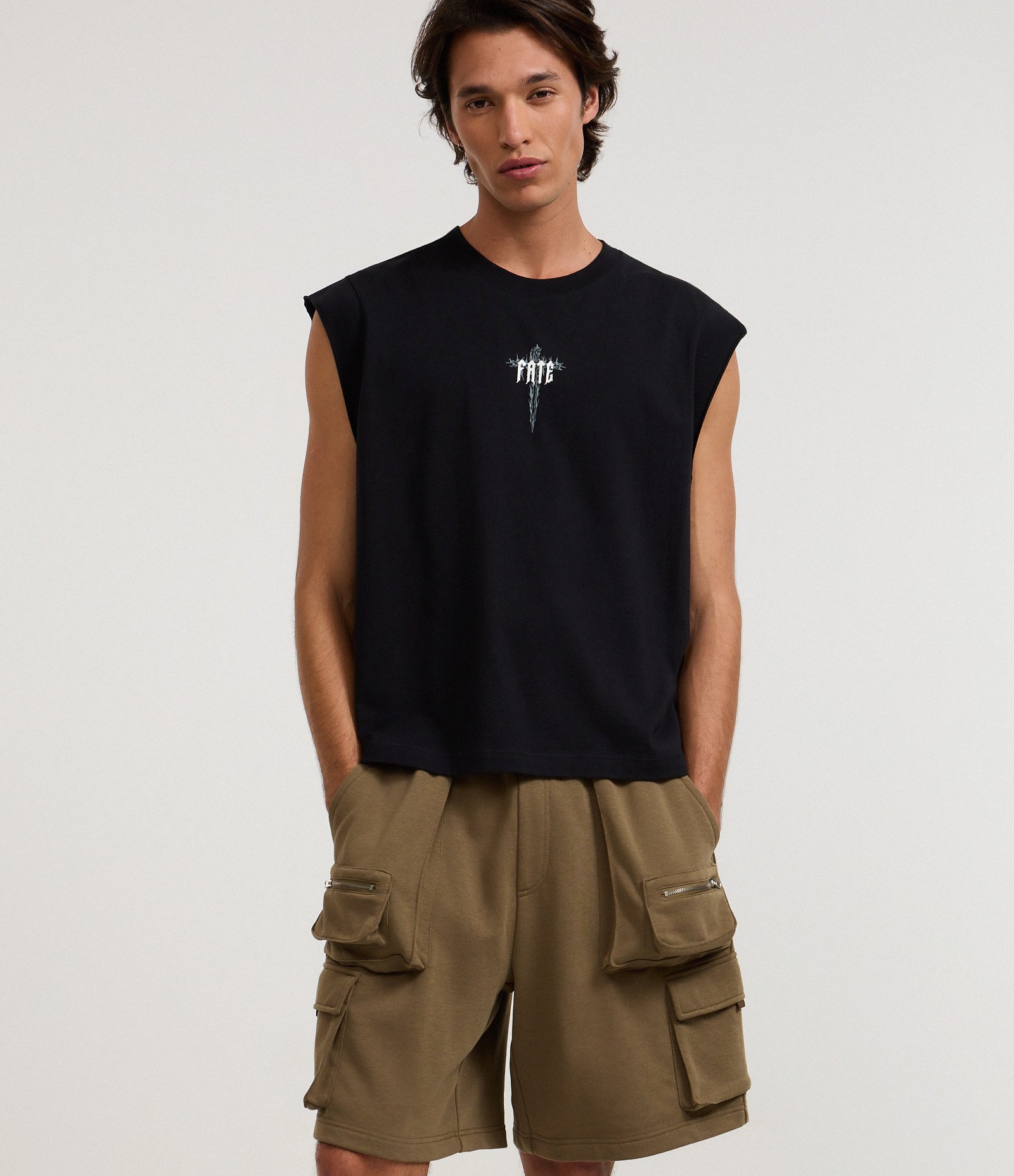 Bermuda em Moletom com Bolsos Cargo Marrom 3