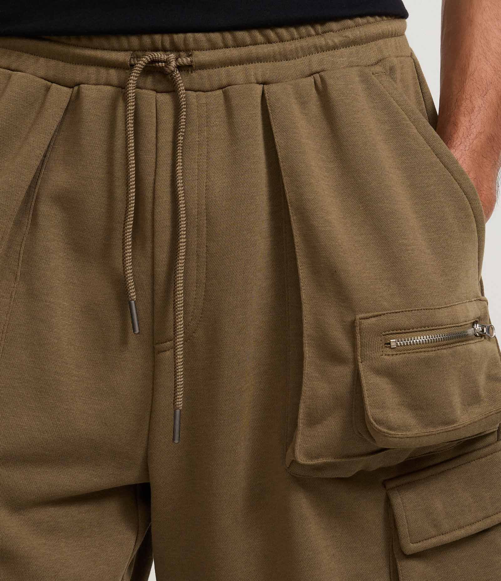Bermuda em Moletom com Bolsos Cargo Marrom 4