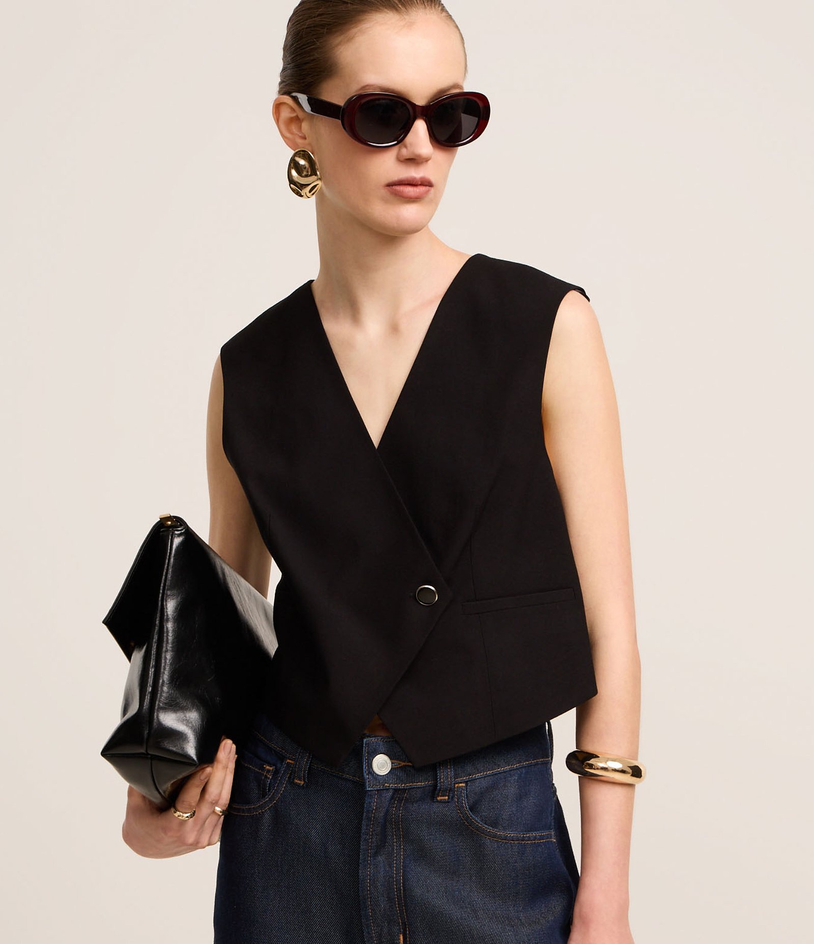 Colete Alfaiatado em Viscose com Decote V Transpassado Preto 1