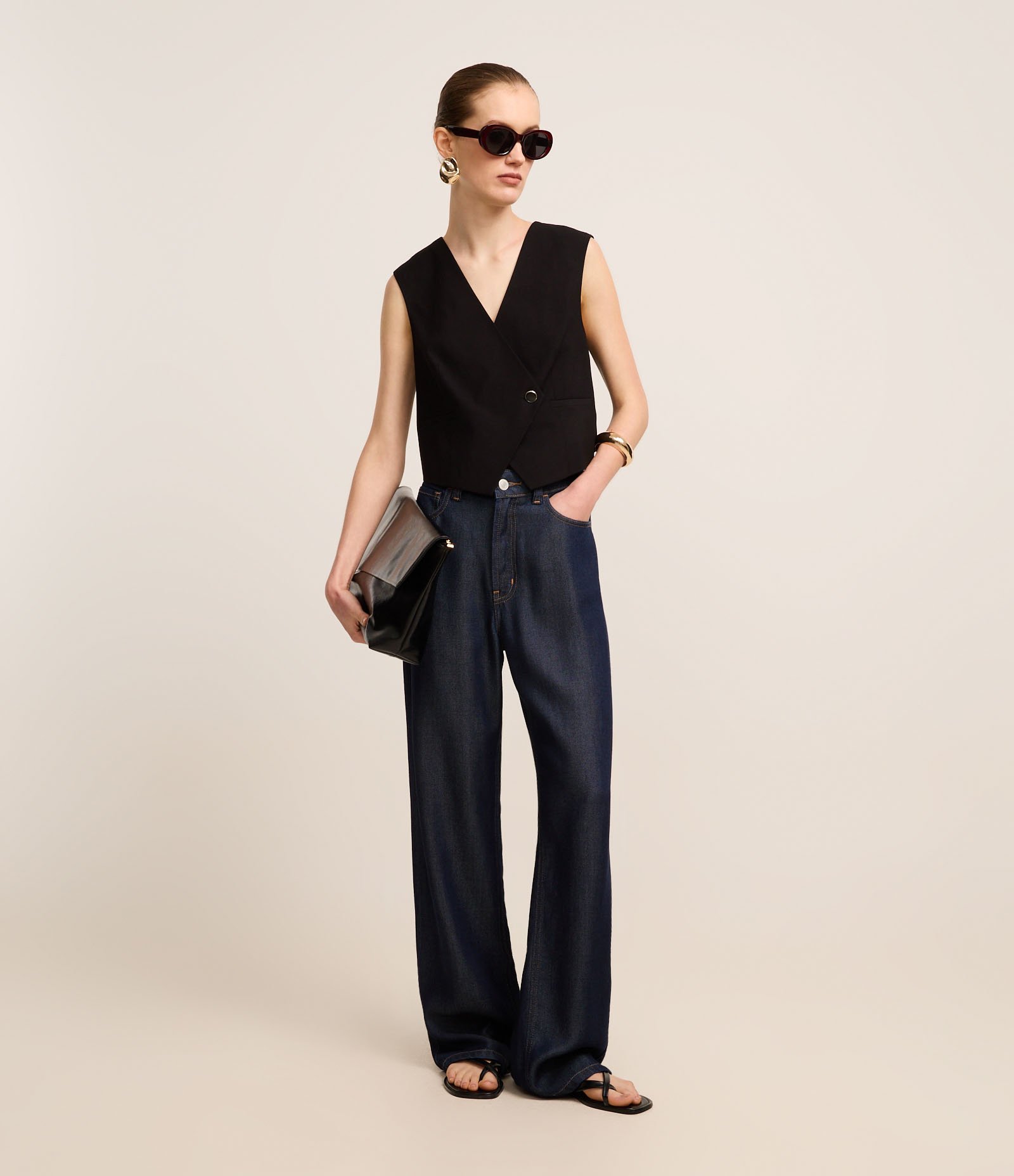 Colete Alfaiatado em Viscose com Decote V Transpassado Preto 2