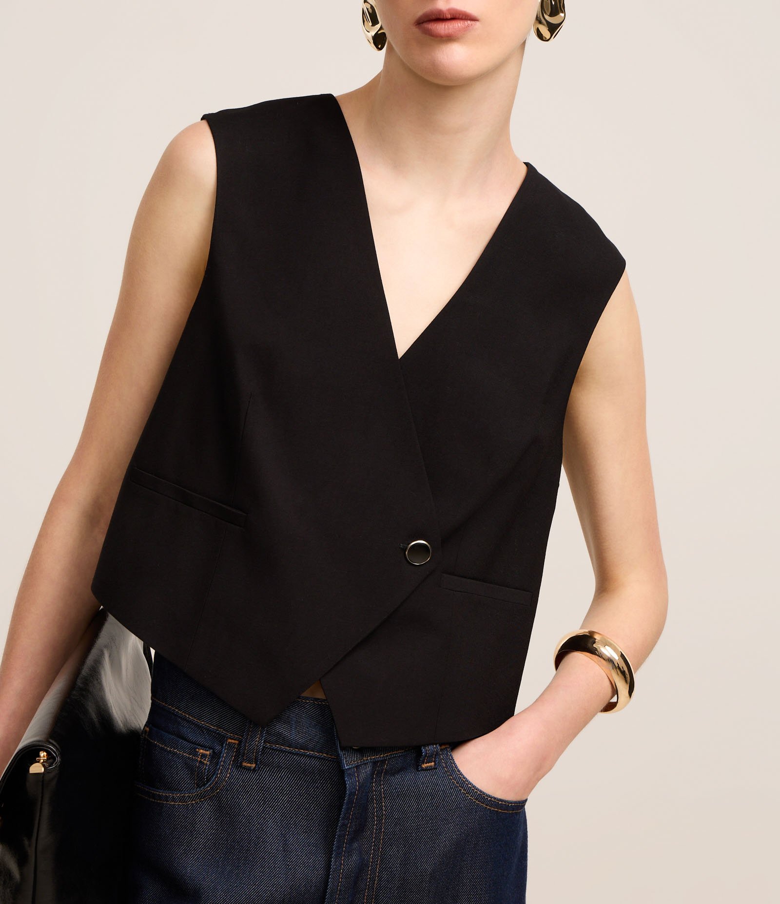 Colete Alfaiatado em Viscose com Decote V Transpassado Preto 4