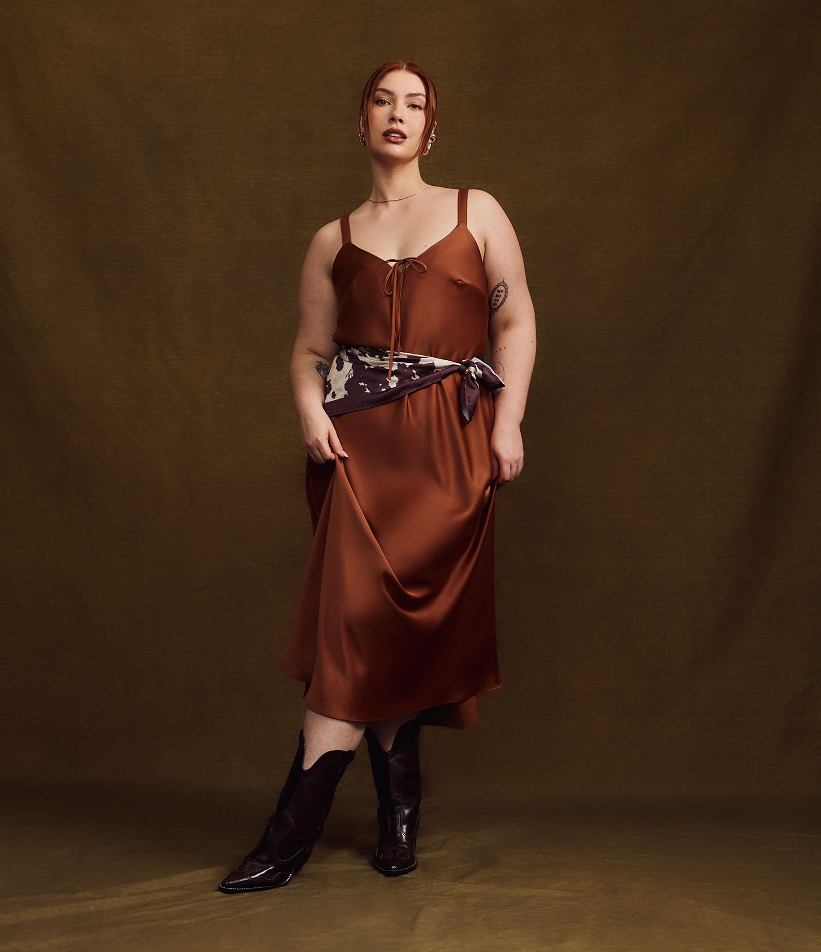 Vestido Midi em Cetim com Alça Fina Curve & Plus Size Marrom 3