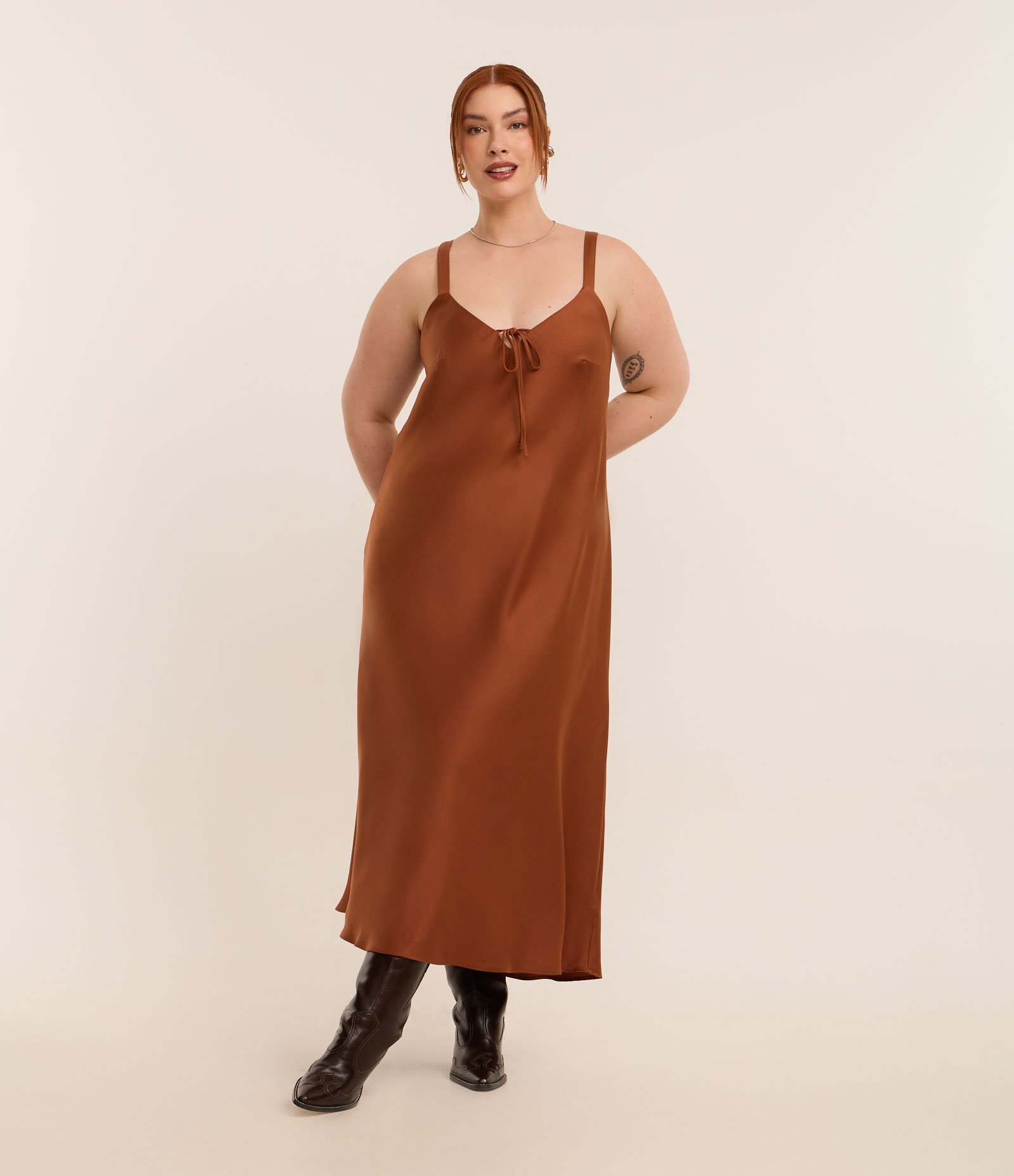 Vestido Midi em Cetim com Alça Fina Curve & Plus Size Marrom 4