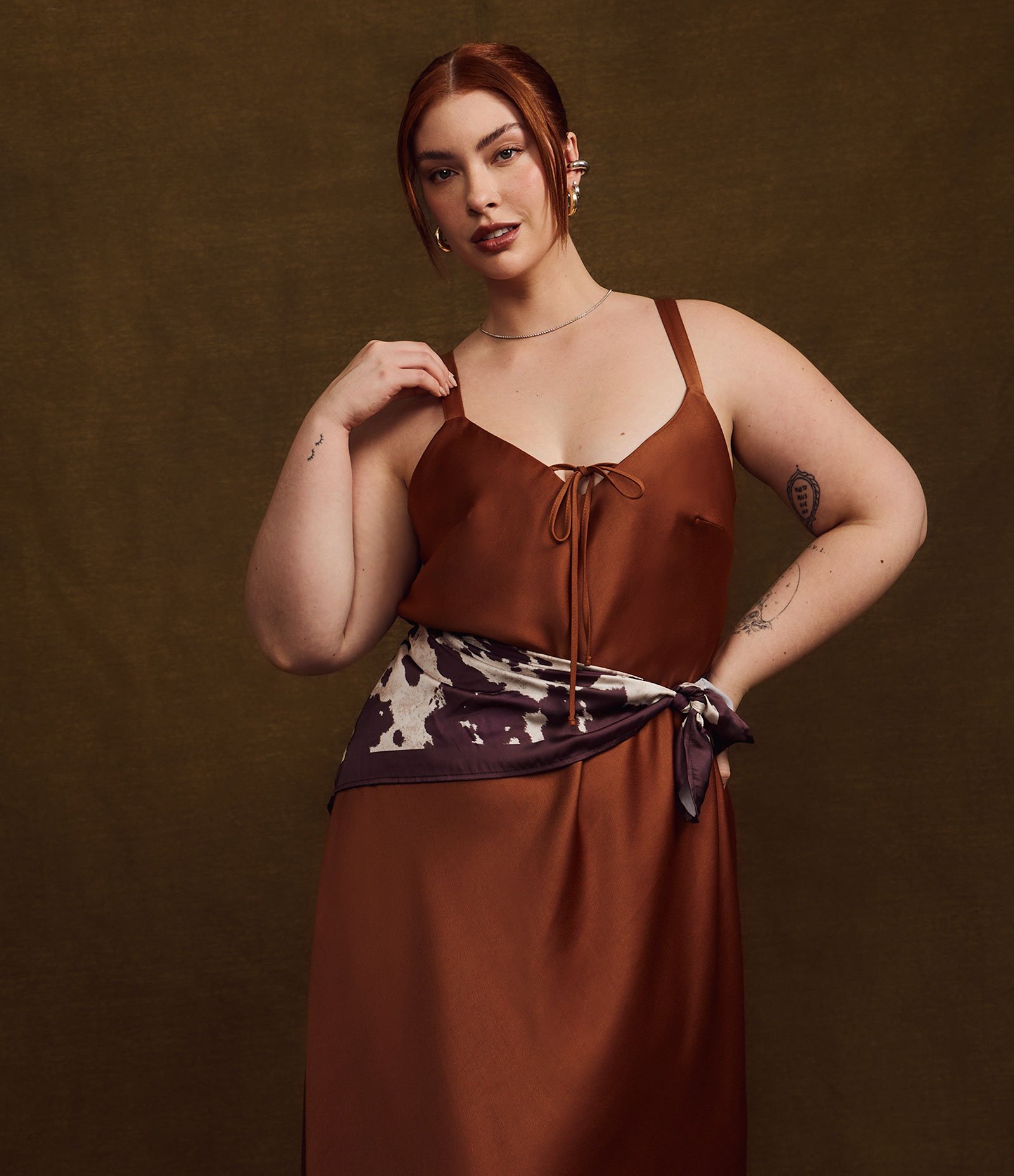 Vestido Midi em Cetim com Alça Fina Curve & Plus Size Marrom 5