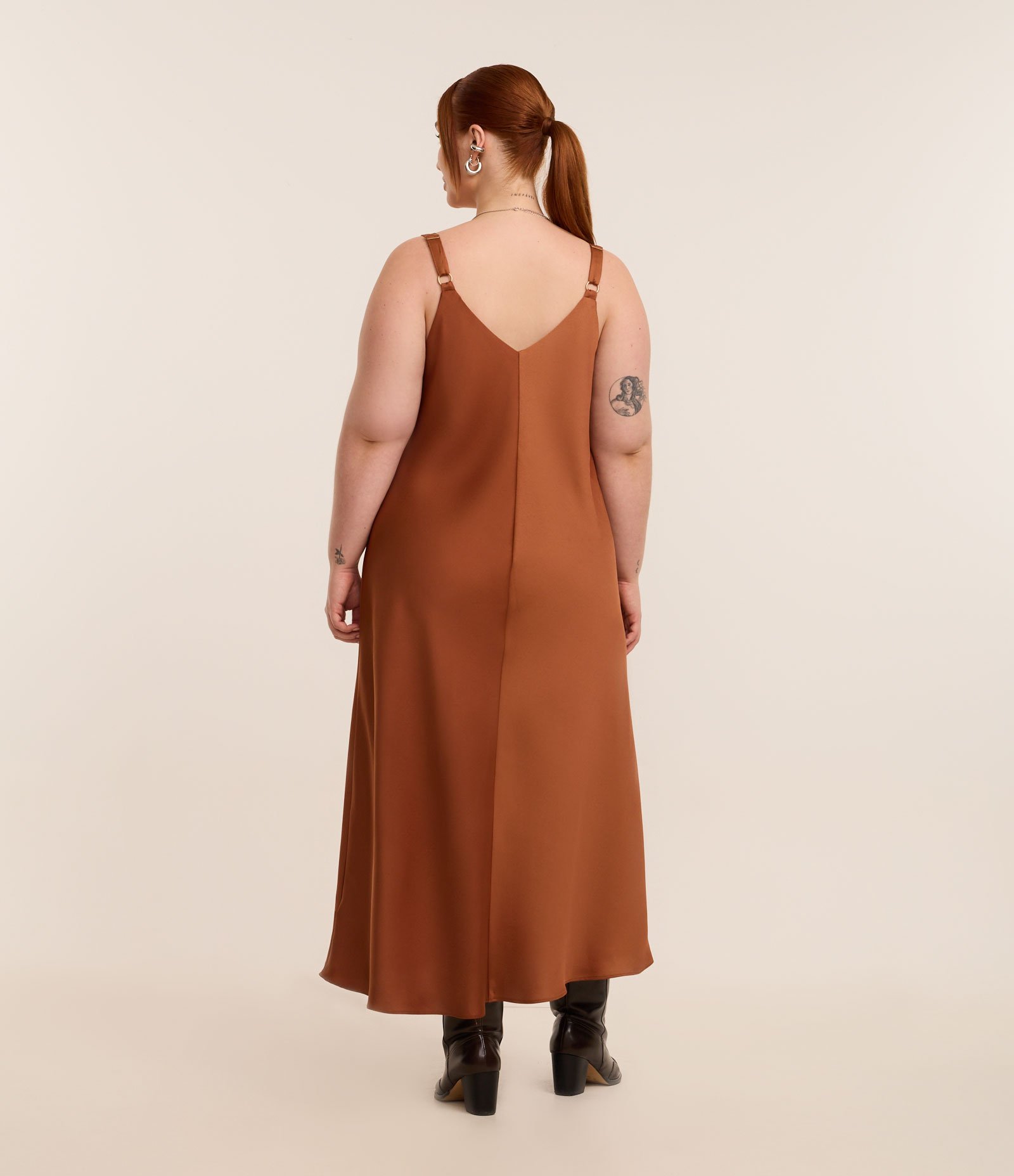 Vestido Midi em Cetim com Alça Fina Curve & Plus Size Marrom 7
