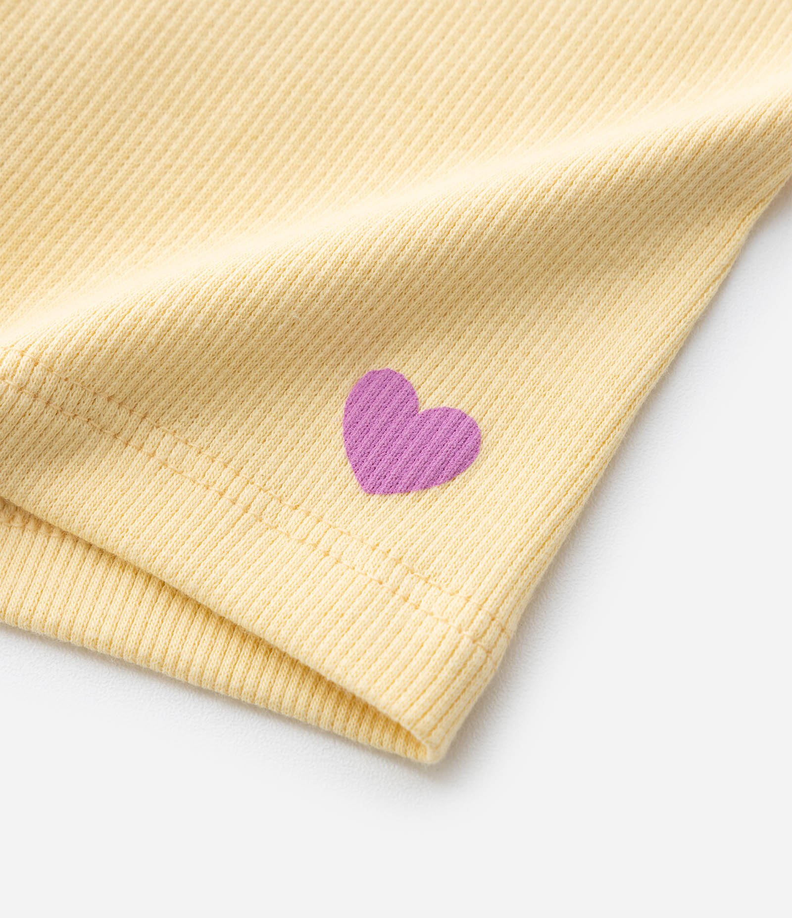 Bermuda Infantil em Ribana com Estampa Localizada de Coração - Tam 1 a 6 Anos Amarelo 7