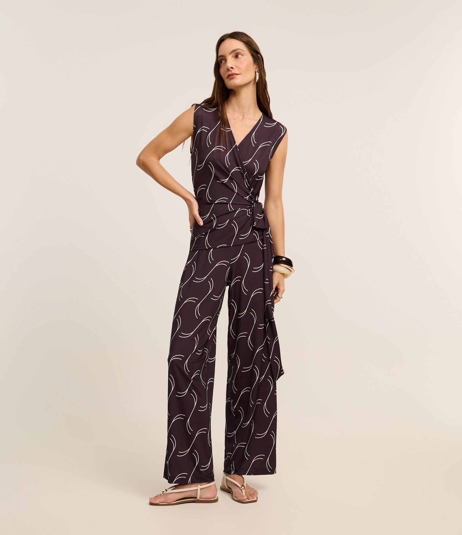 Macacão em Microfibra com Amarração e Estampa Geométrica Preto 1