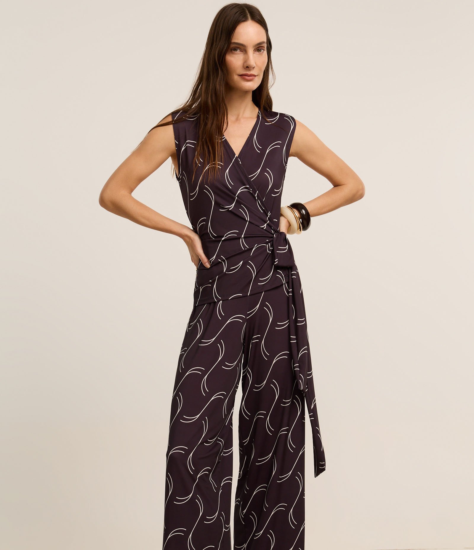 Macacão em Microfibra com Amarração e Estampa Geométrica Preto 2