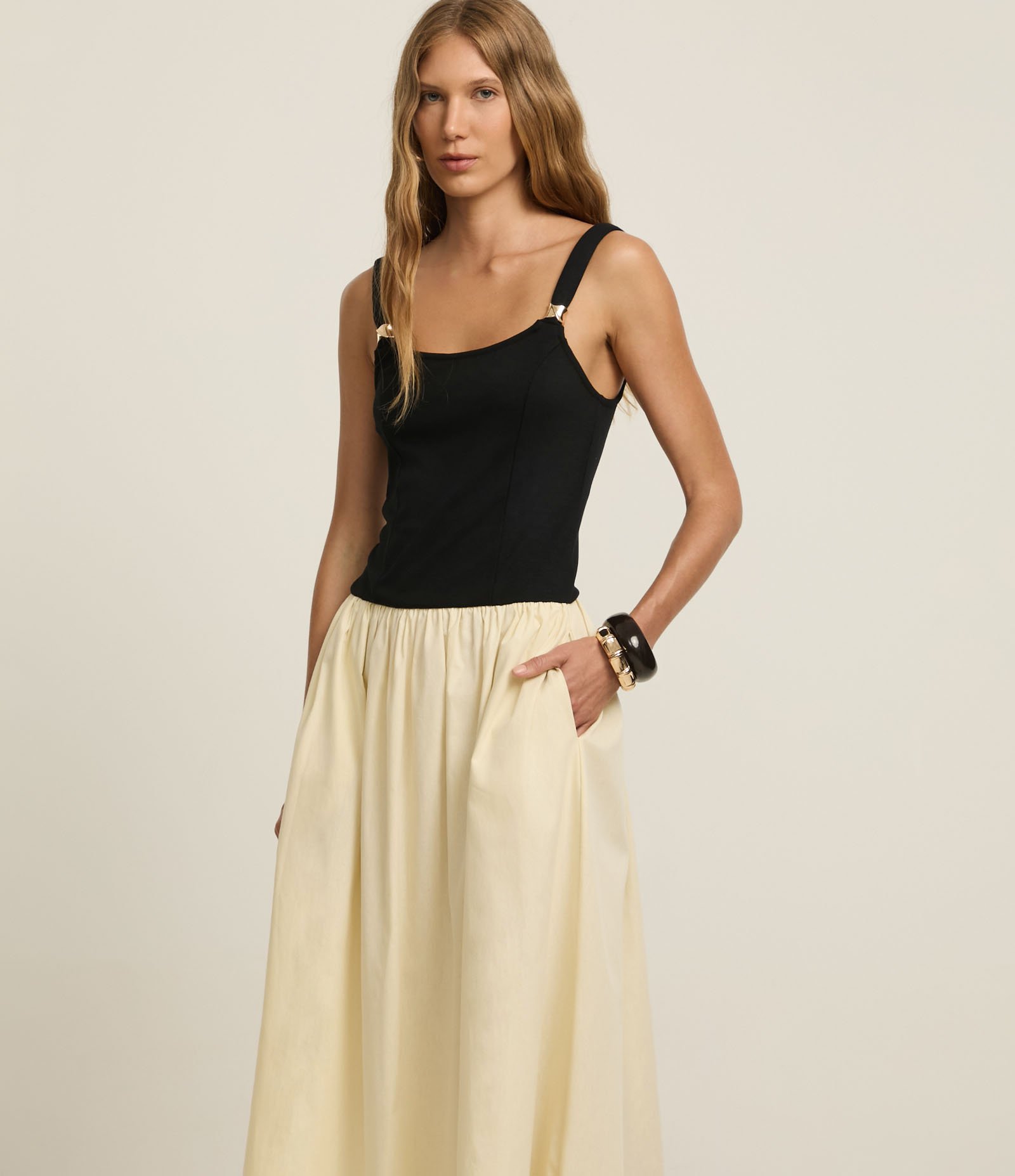 Vestido Hi-Lo com Busto Canelado e Saia Rodada Preto/Off White 2