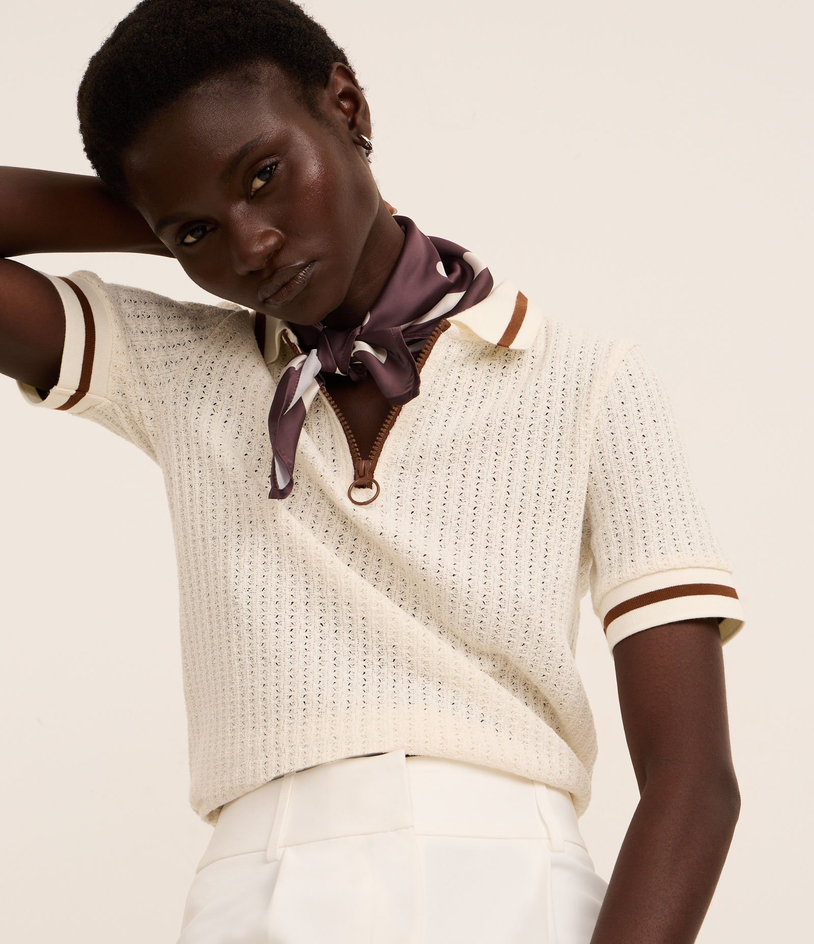 Lenço Quadrado em Cetim com Estampa Poá Marrom 5