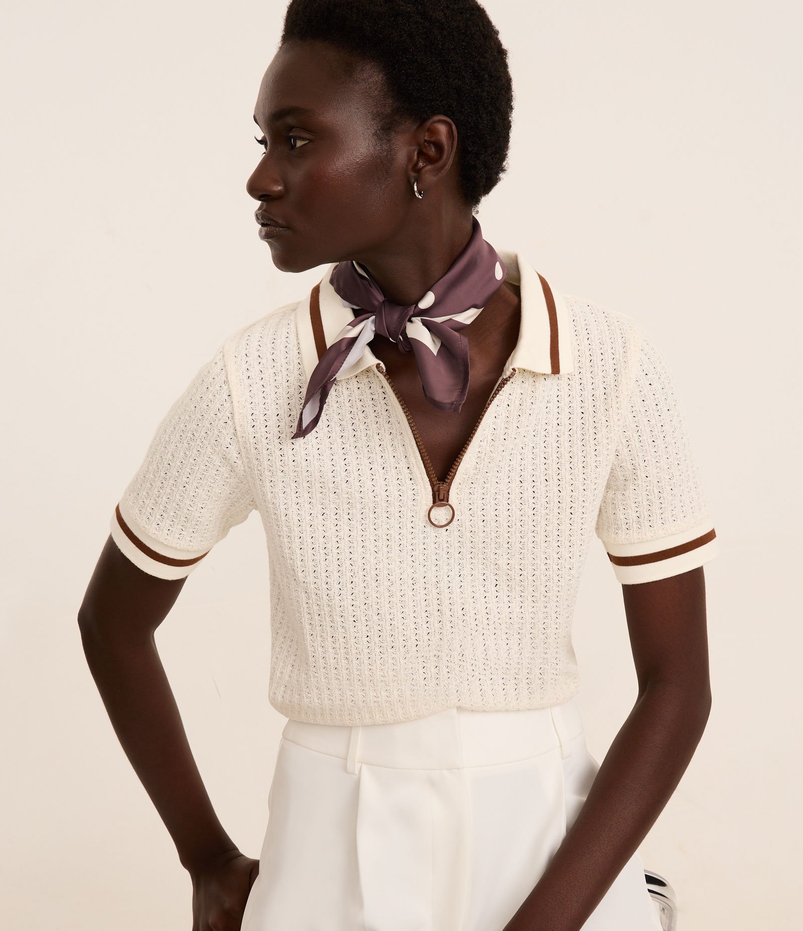 Lenço Quadrado em Cetim com Estampa Poá Marrom 1