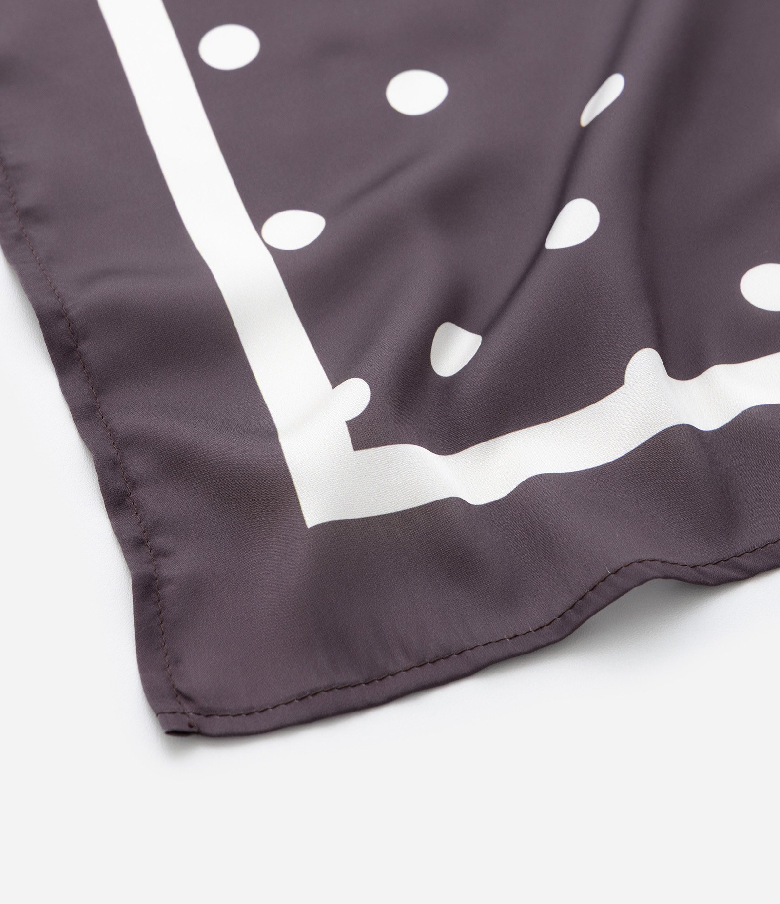 Lenço Quadrado em Cetim com Estampa Poá Marrom 3