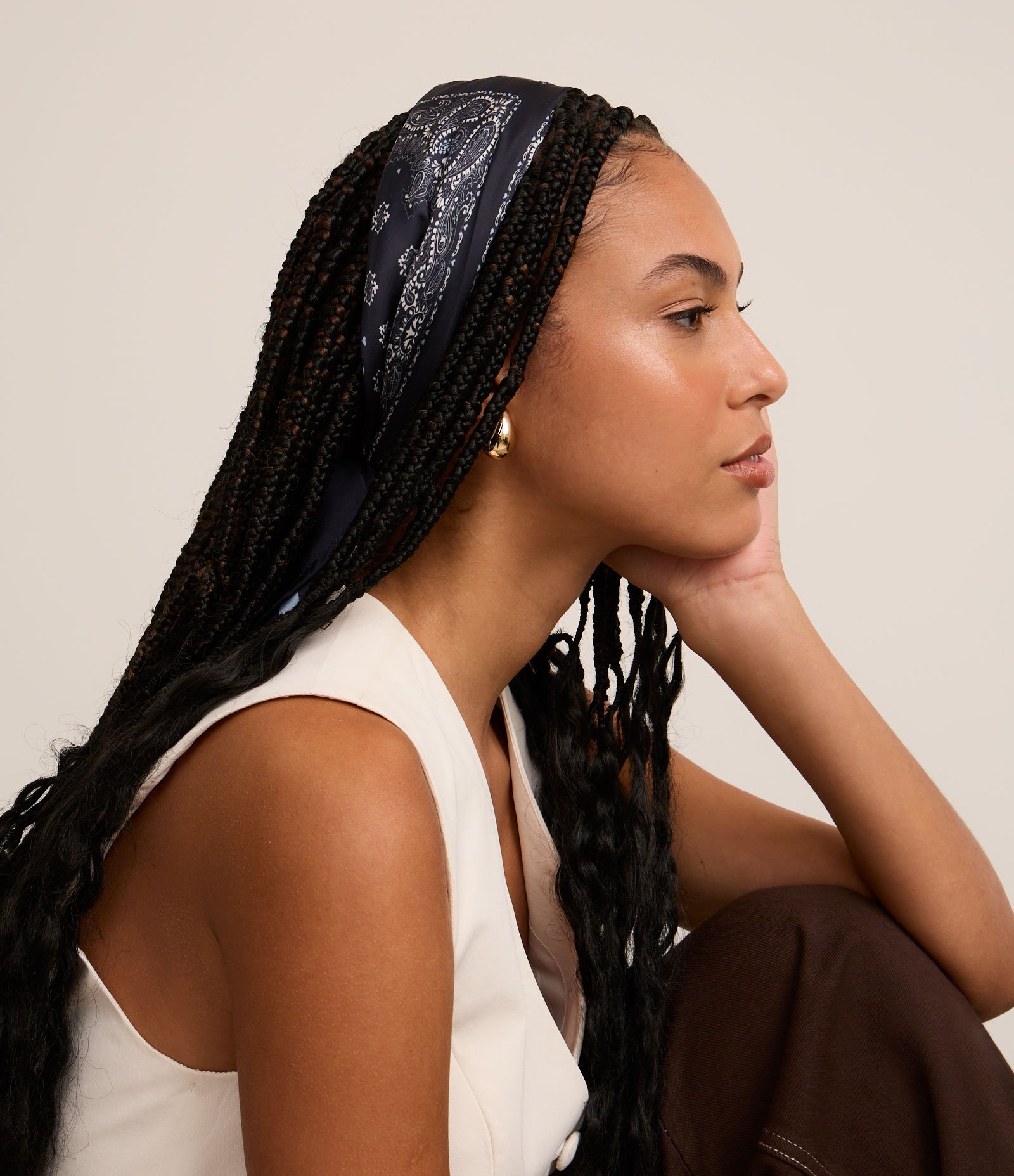 Lenço Retangular em Cetim com Estampa Paisley Azul Marinho 1