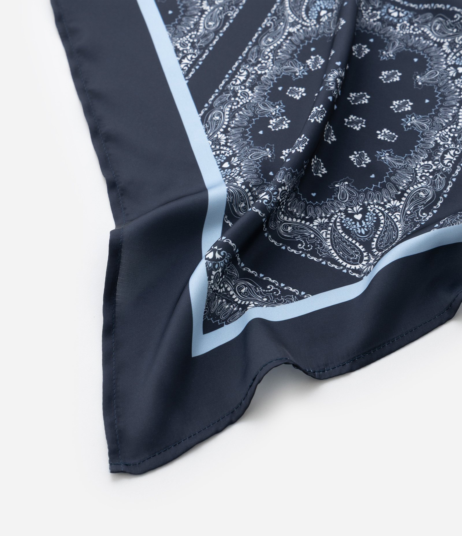 Lenço Retangular em Cetim com Estampa Paisley Azul Marinho 3