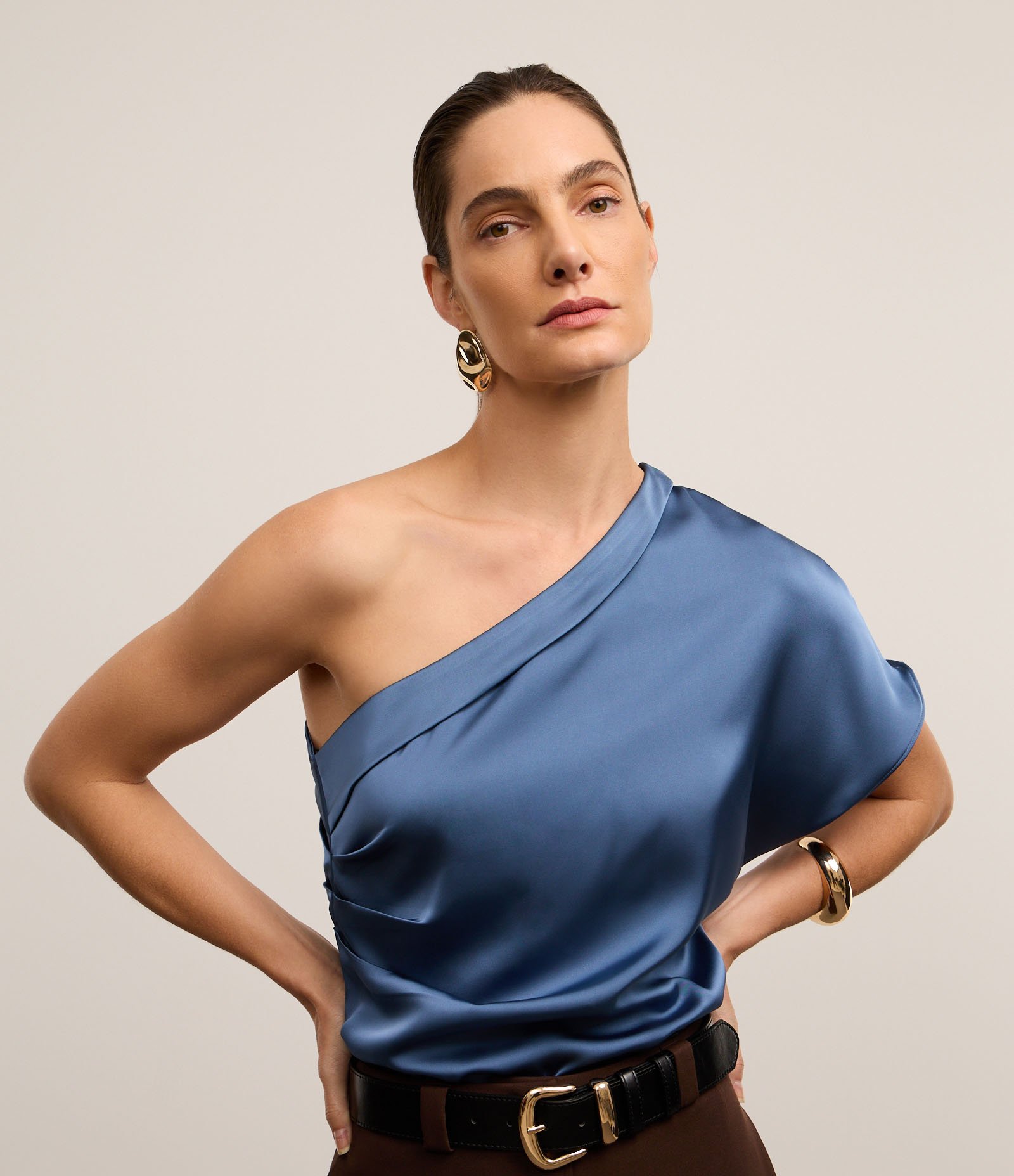 Blusa Ombro Só em Crepe com Manga Curta Azul 1