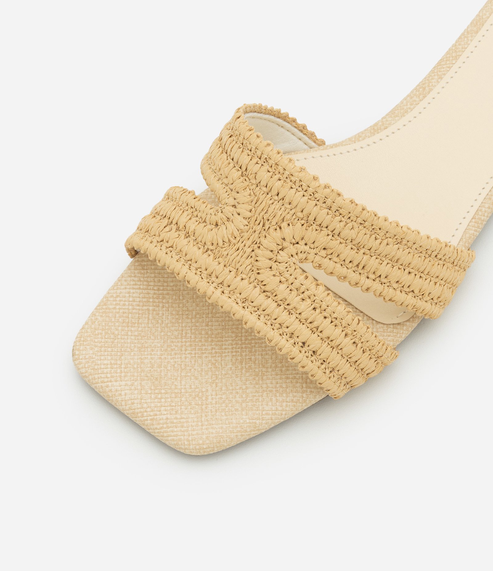 Sandália Rasteira com Tira em H e Efeito Ráfia Bege 4