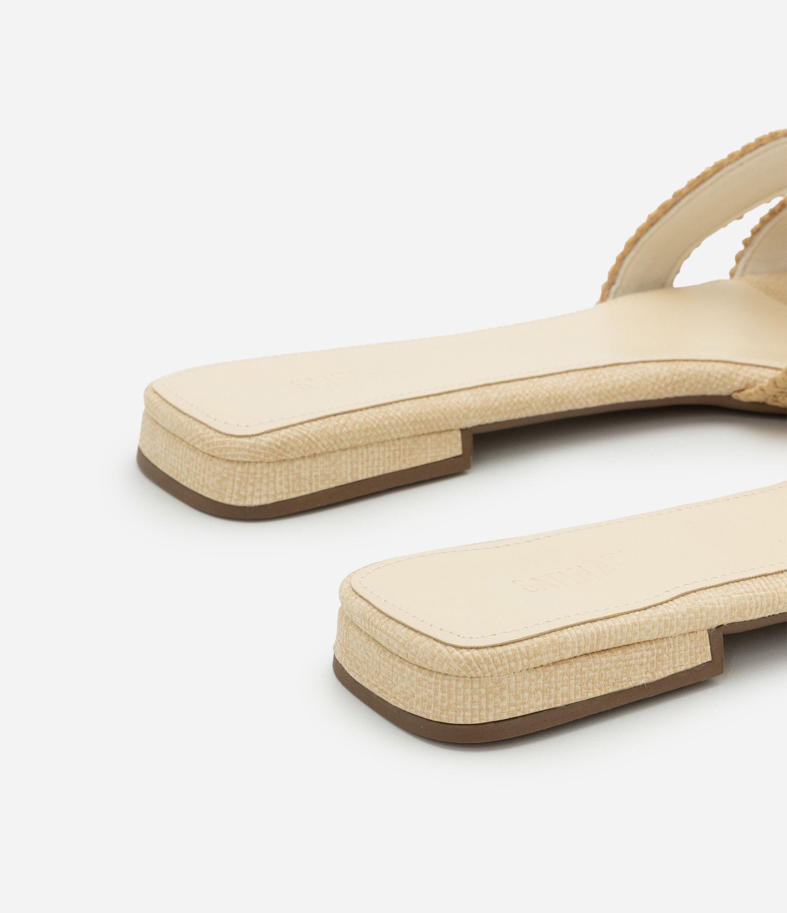 Sandália Rasteira com Tira em H e Efeito Ráfia Bege 5