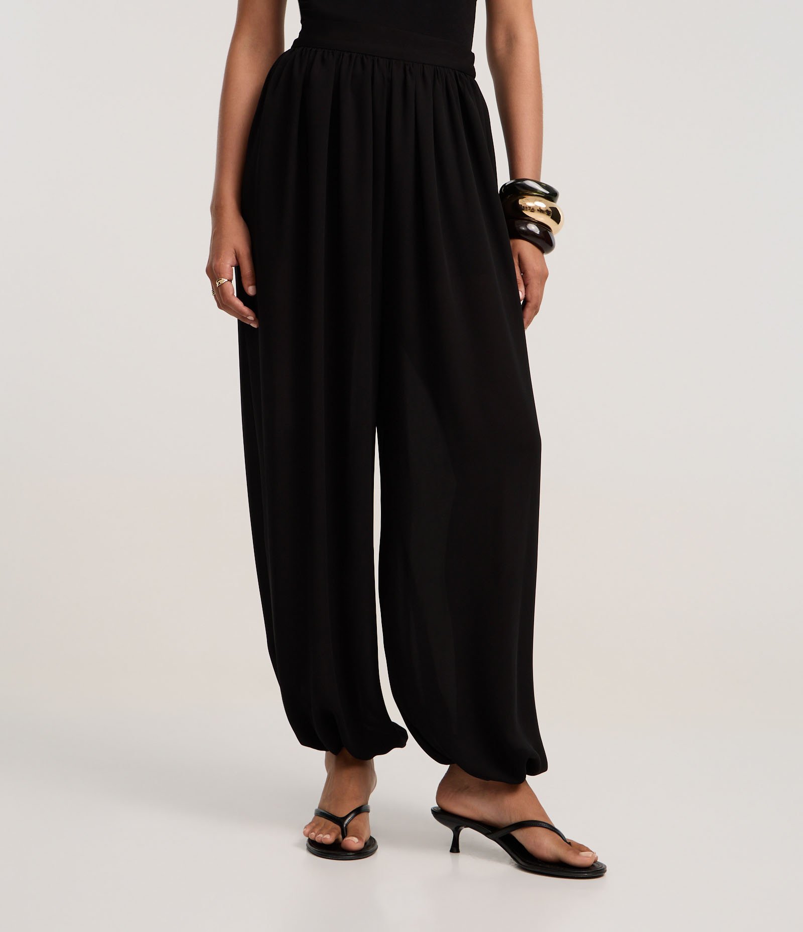 Calça Aladim em Crepe com Cintura Média e Leve Transparência Preto 3