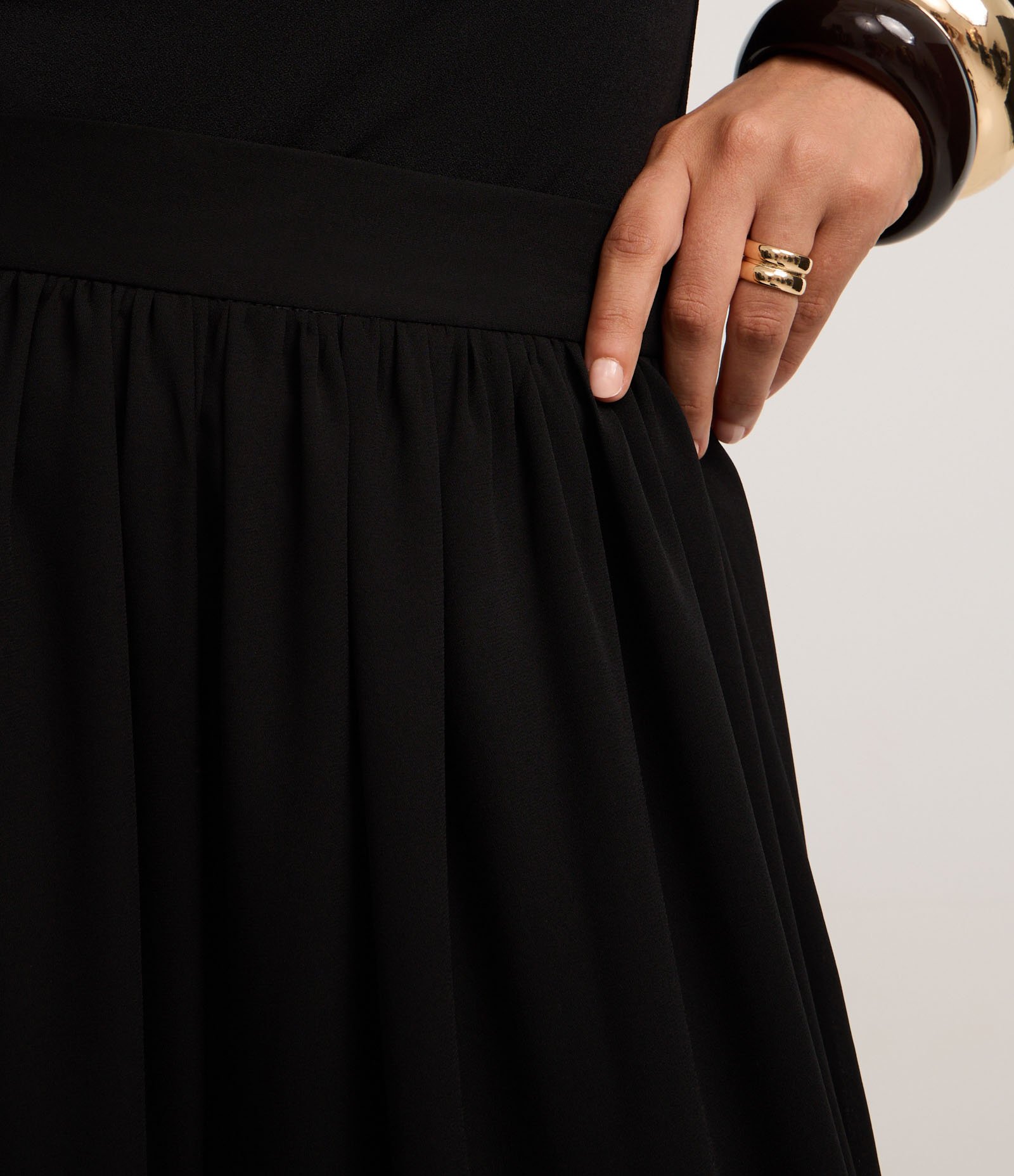 Calça Aladim em Crepe com Cintura Média e Leve Transparência Preto 4