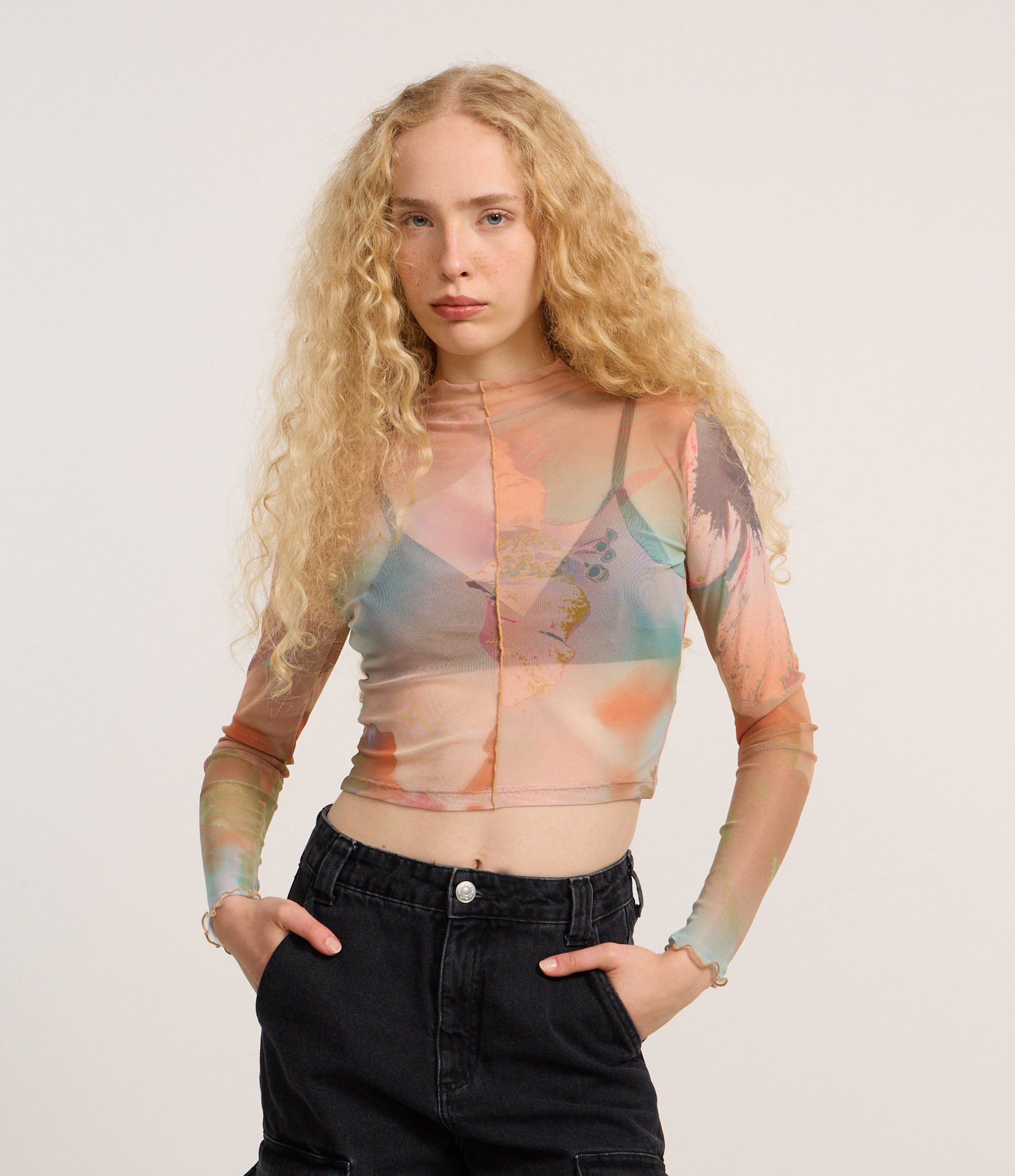 Blusa em Tule Floral com Hibiscos e Golinha Alta Bege 1