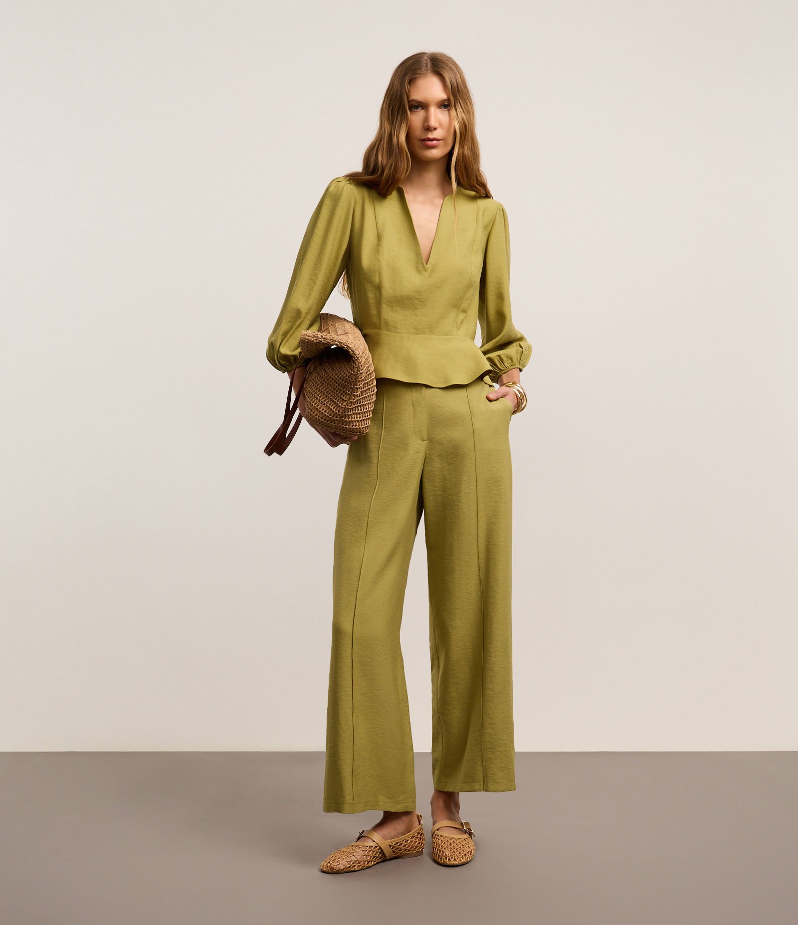 Calça Reta Texturizada em Crepe com Bolsos e Frisos Verde 1