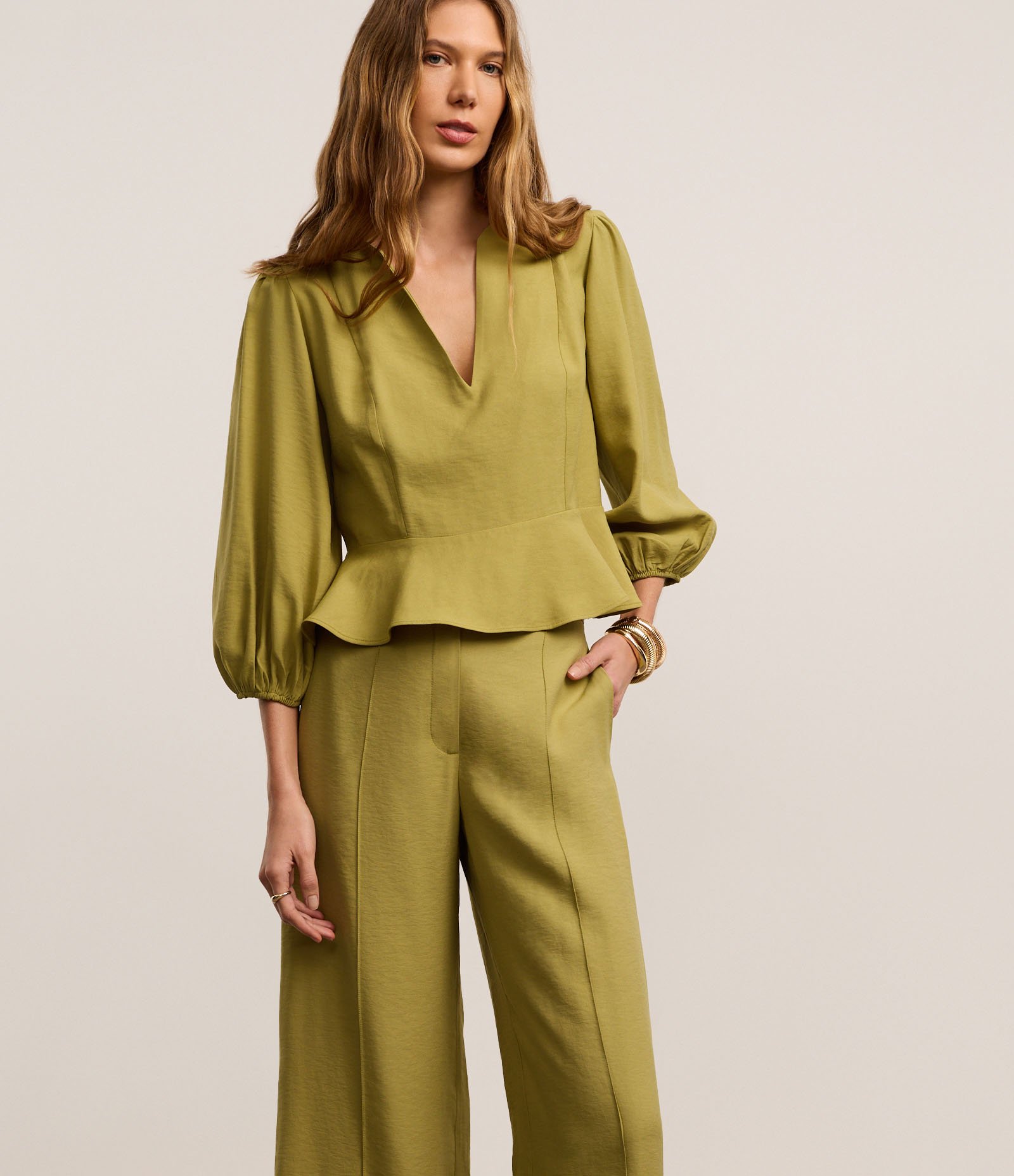 Calça Reta Texturizada em Crepe com Bolsos e Frisos Verde 2