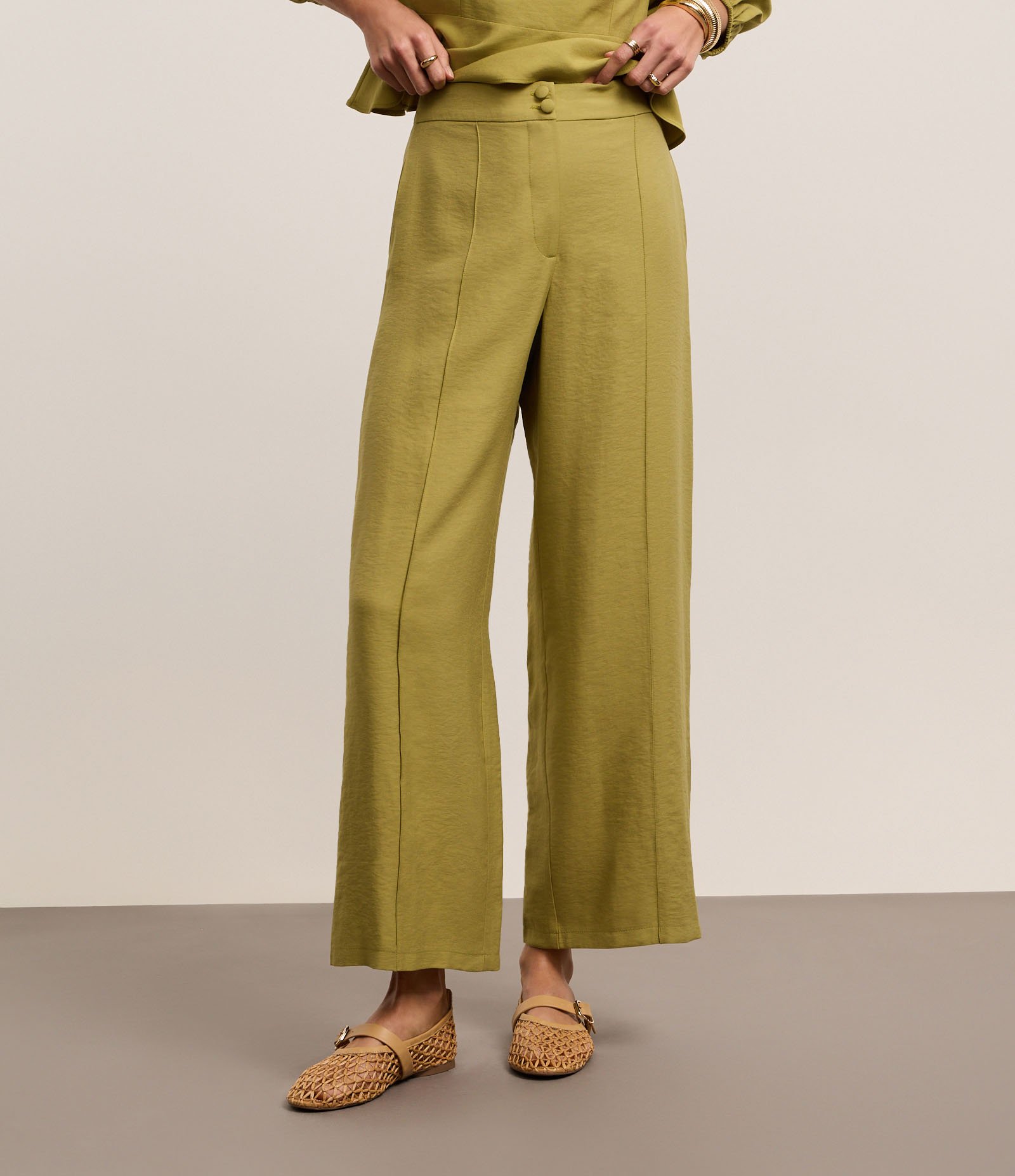 Calça Reta Texturizada em Crepe com Bolsos e Frisos Verde 3