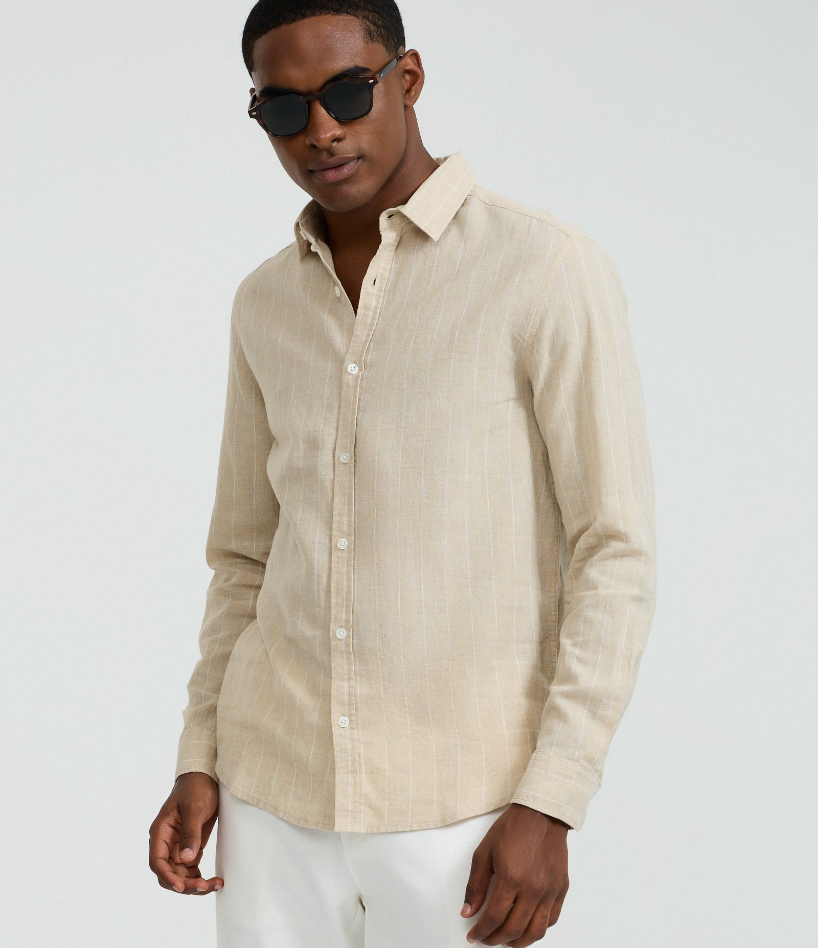 Camisa Regular em Linho com Estampa de Listra Fio Tinto e Texturizada Bege 1