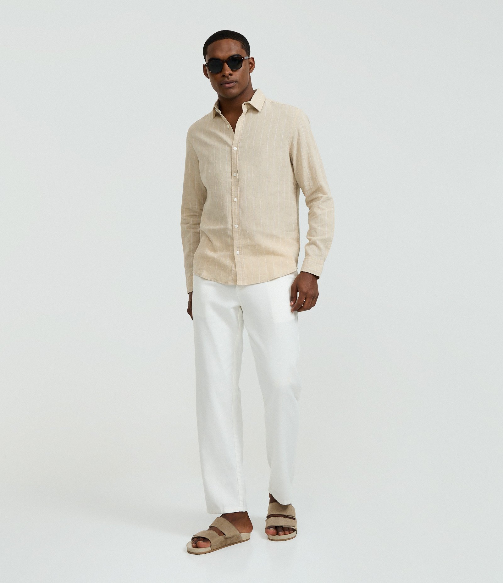 Camisa Regular em Linho com Estampa de Listra Fio Tinto e Texturizada Bege 2