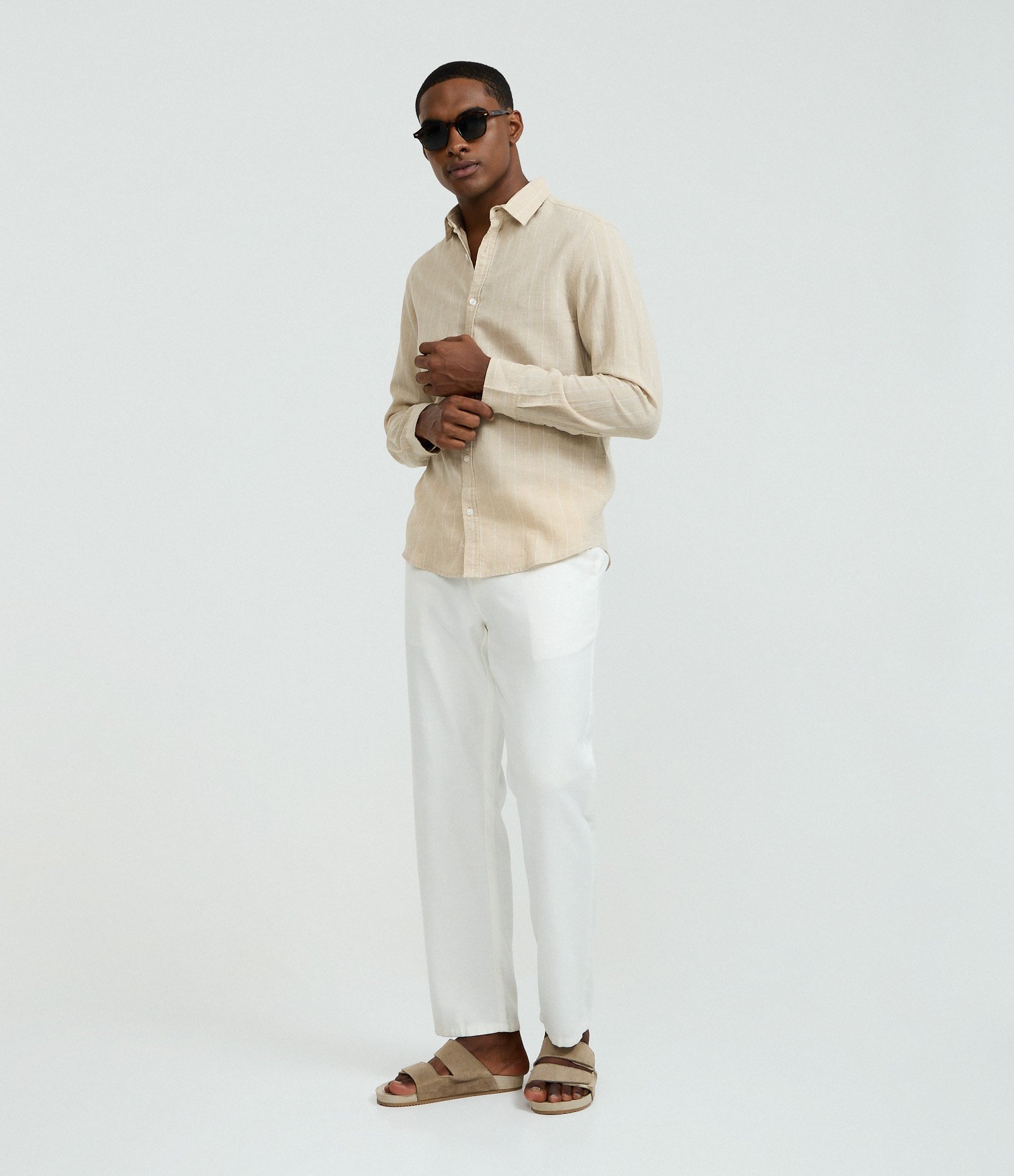 Camisa Regular em Linho com Estampa de Listra Fio Tinto e Texturizada Bege 4