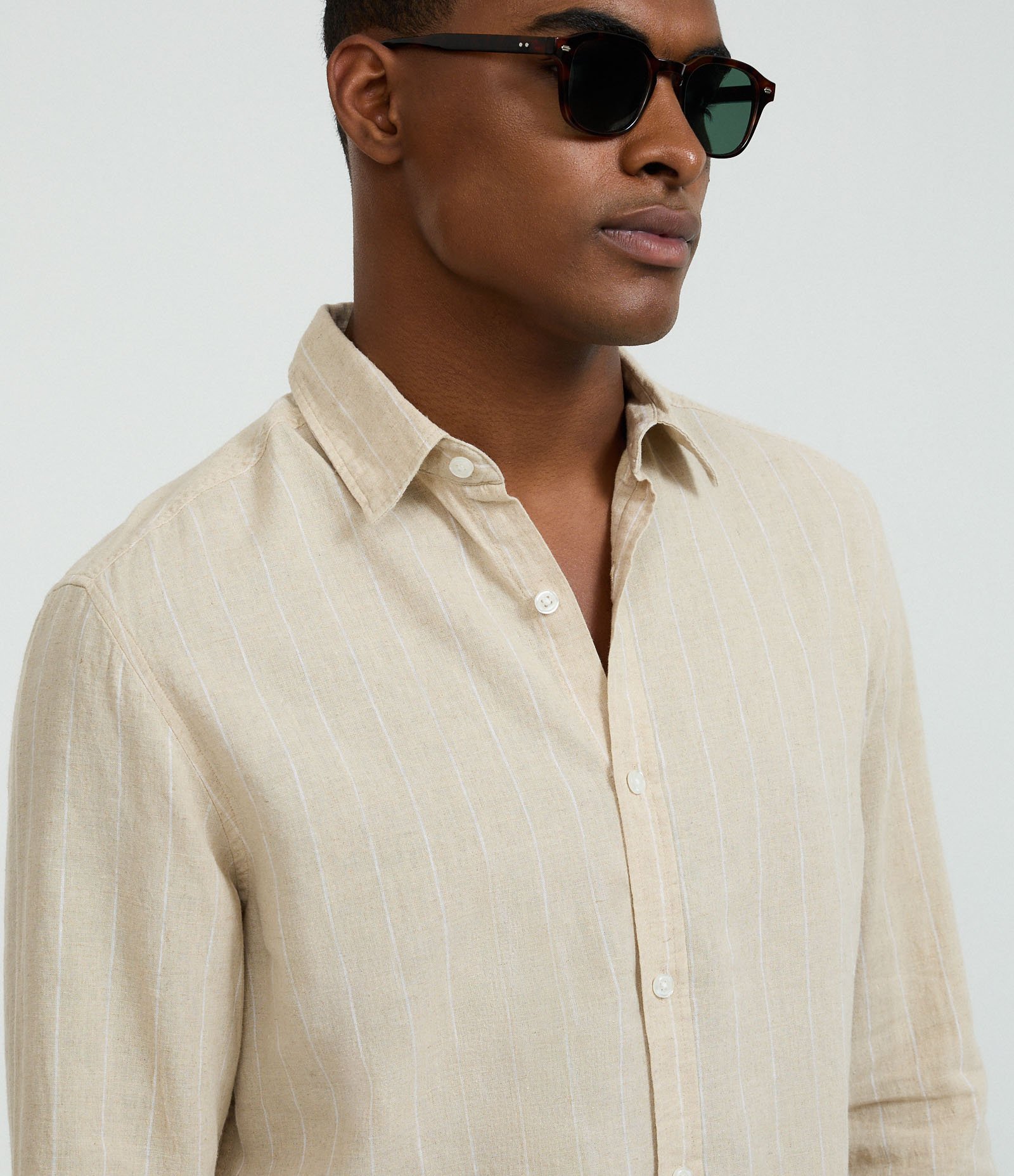 Camisa Regular em Linho com Estampa de Listra Fio Tinto e Texturizada Bege 5