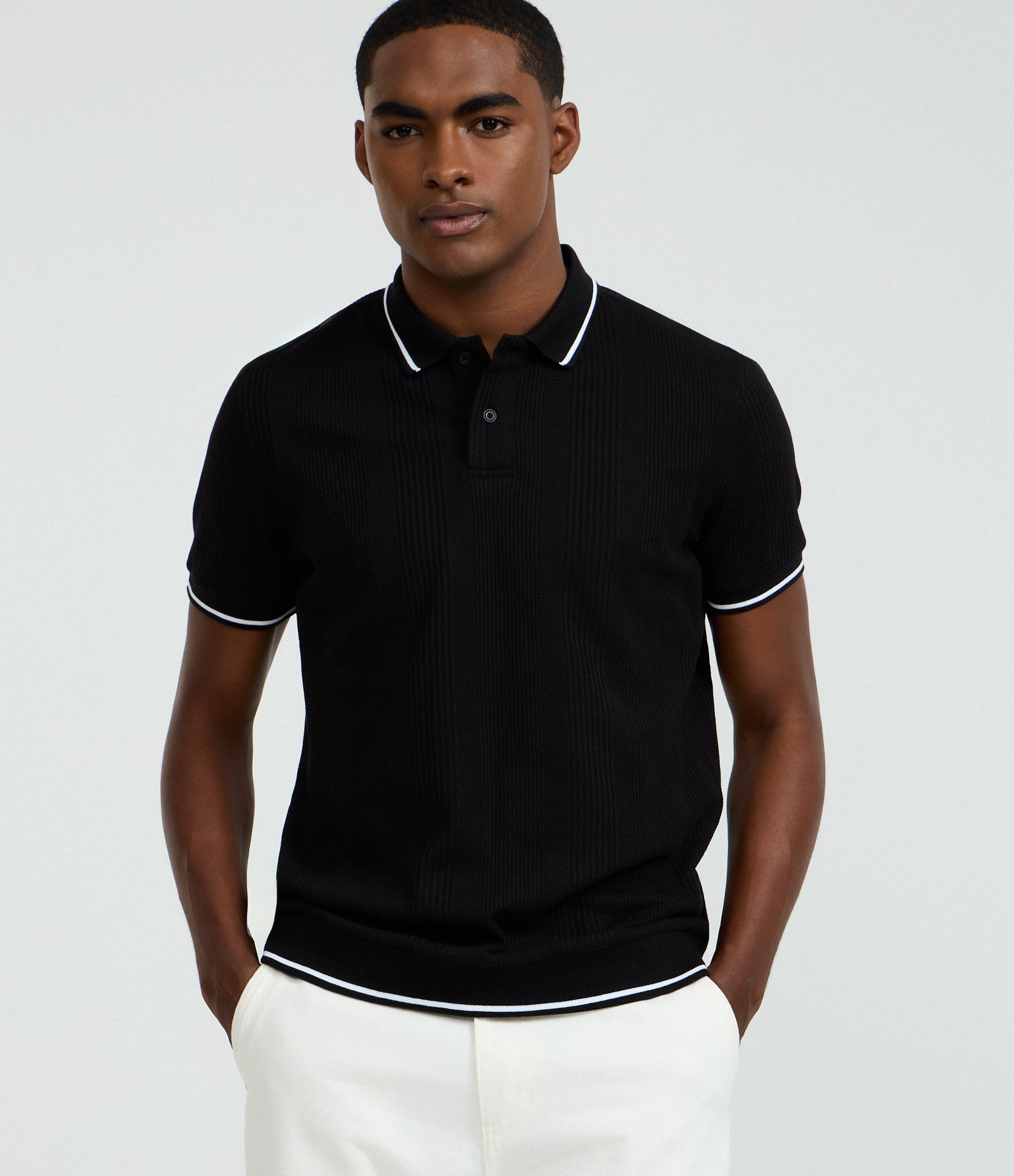 Polo Regular com Textura de Listras e Frisos Contrastantes Preto 1