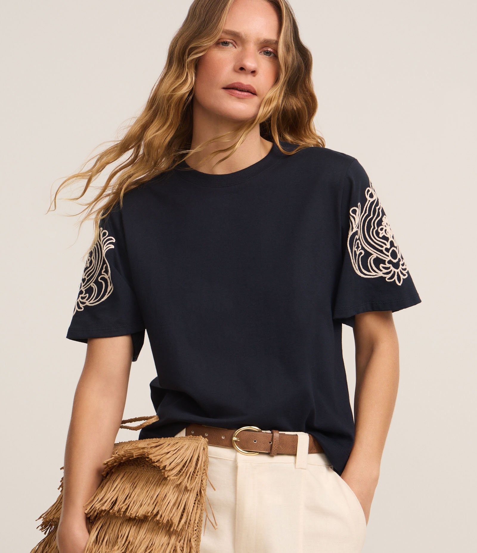 Blusa com Manga Flare e Estampa Bordada Abstrata Azul Marinho 1