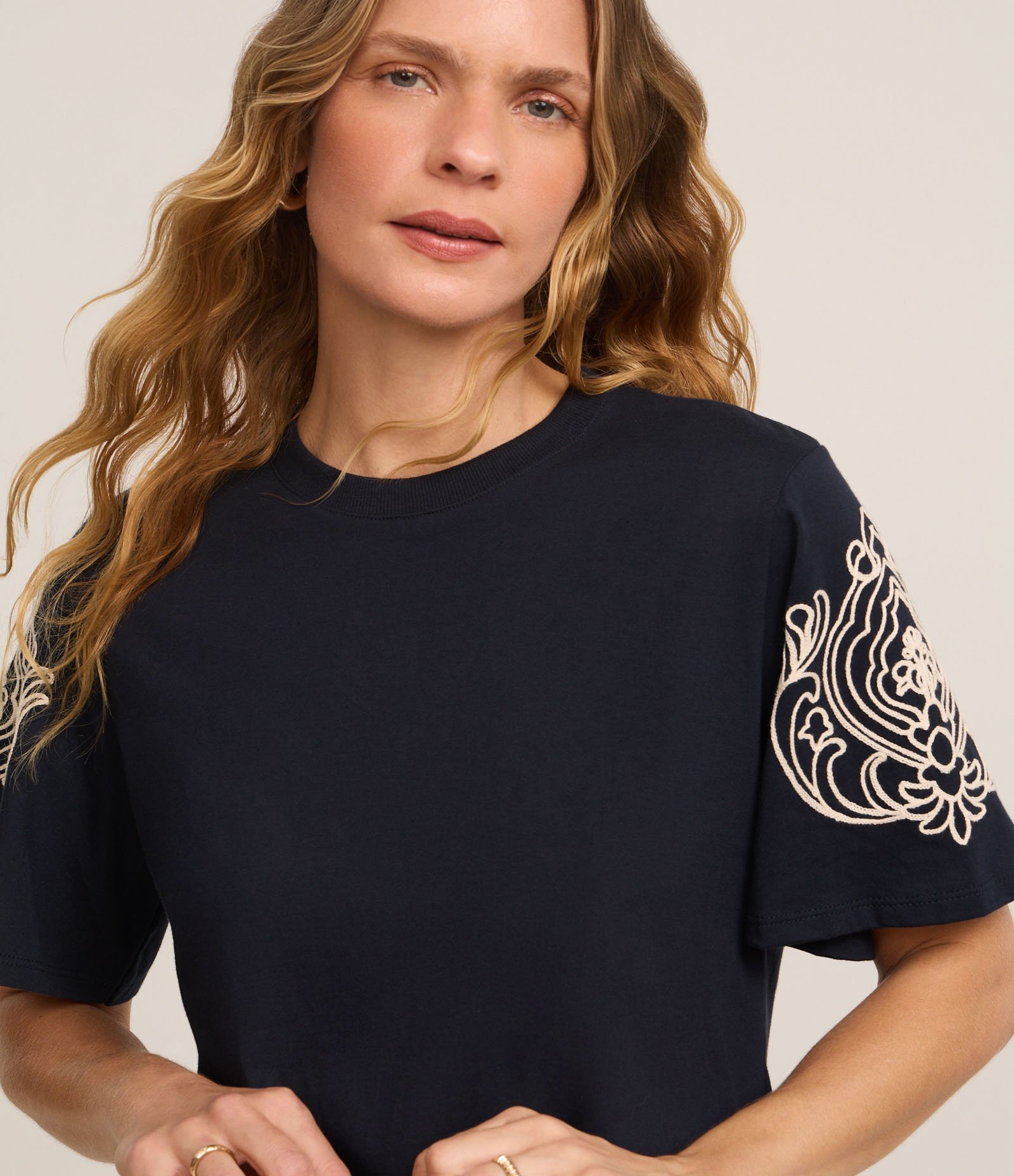 Blusa com Manga Flare e Estampa Bordada Abstrata Azul Marinho 3