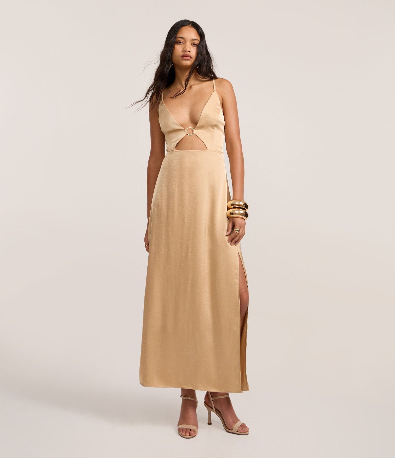 Vestido New Midi Ajustado em Cetim com Recorte e Argola no Busto Bege 1