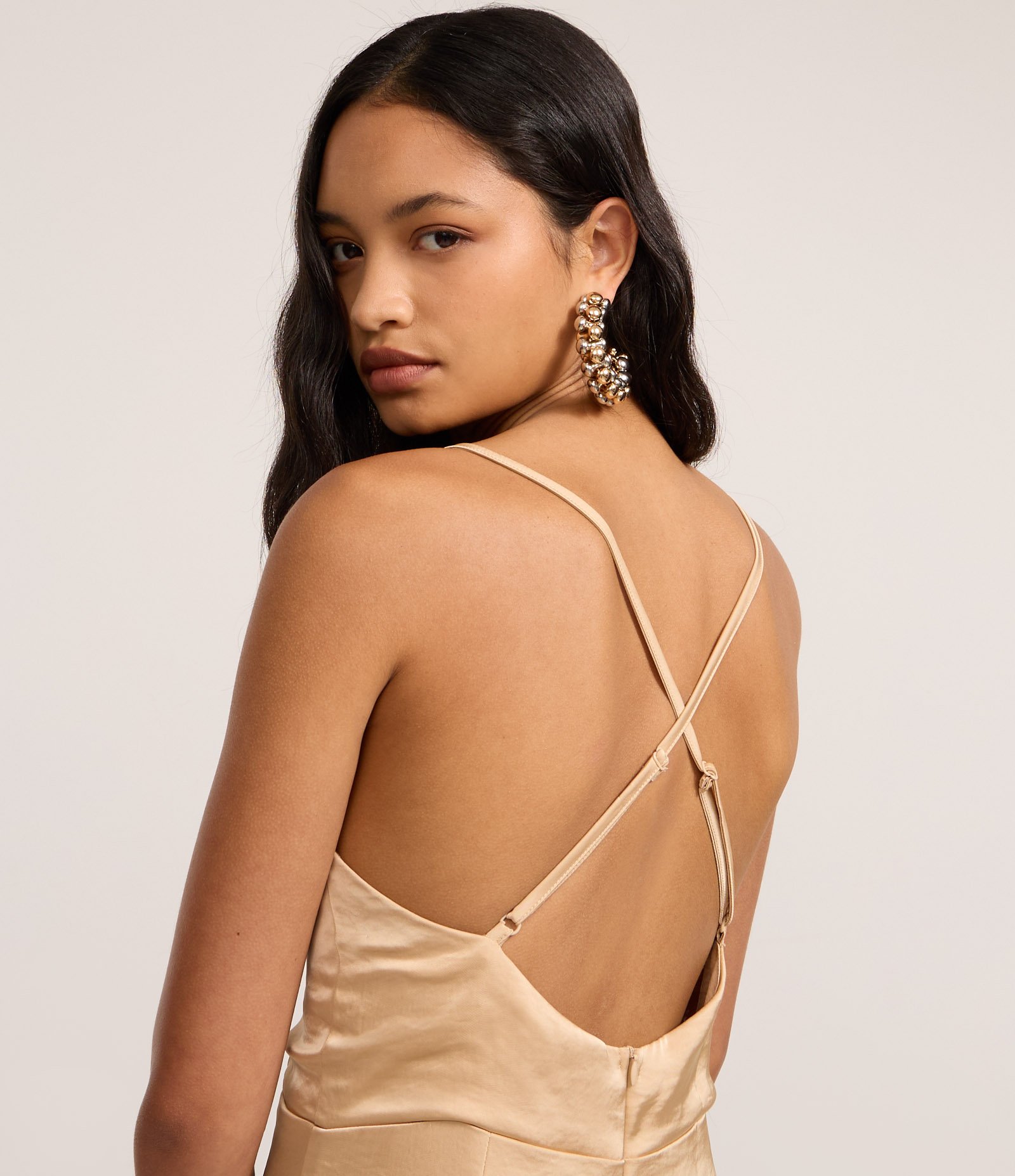 Vestido New Midi Ajustado em Cetim com Recorte e Argola no Busto Bege 3