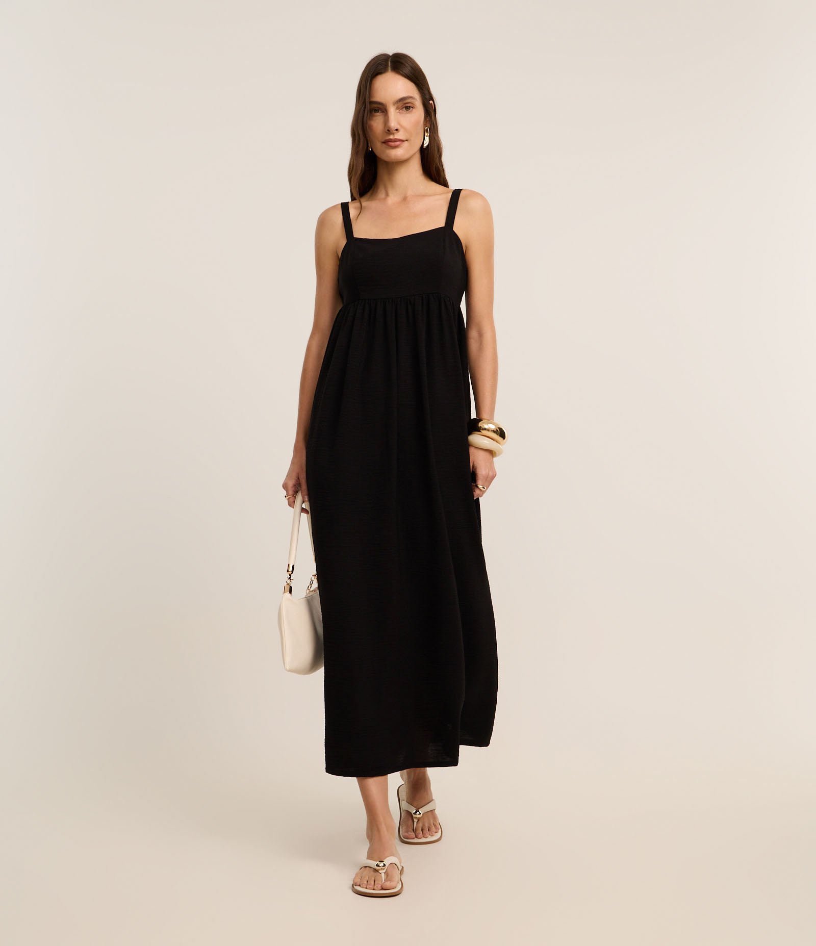 Vestido Evasê Midi em Airflow com Decote Coração Preto 1