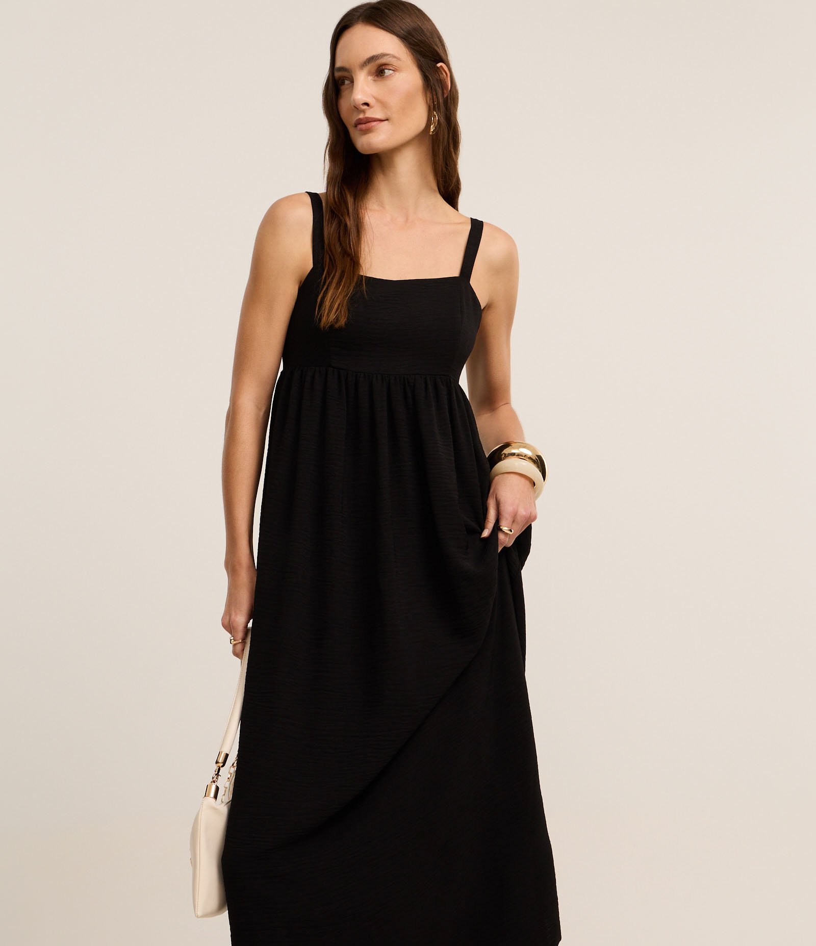 Vestido Evasê Midi em Airflow com Decote Coração Preto 2