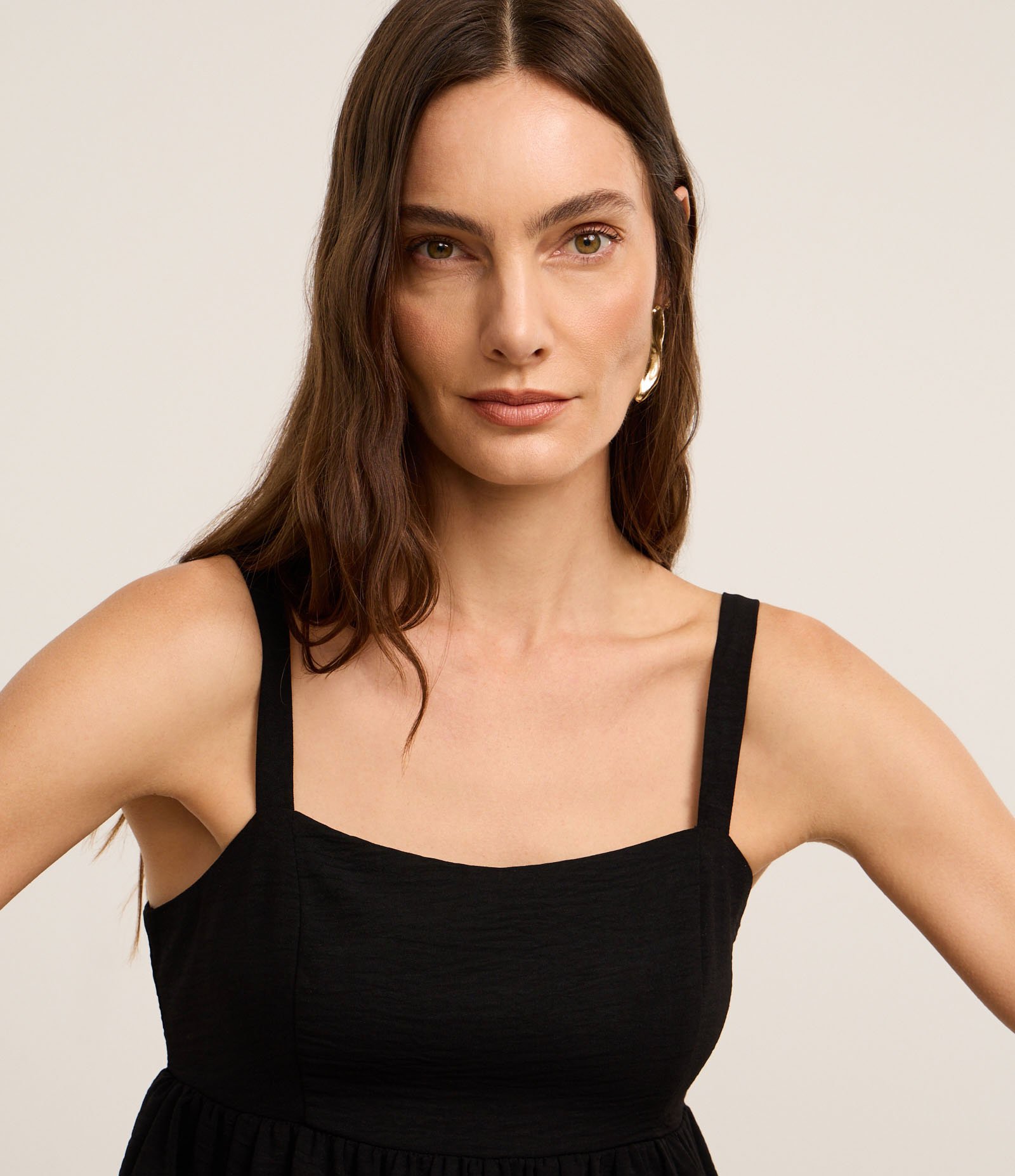 Vestido Evasê Midi em Airflow com Decote Coração Preto 3