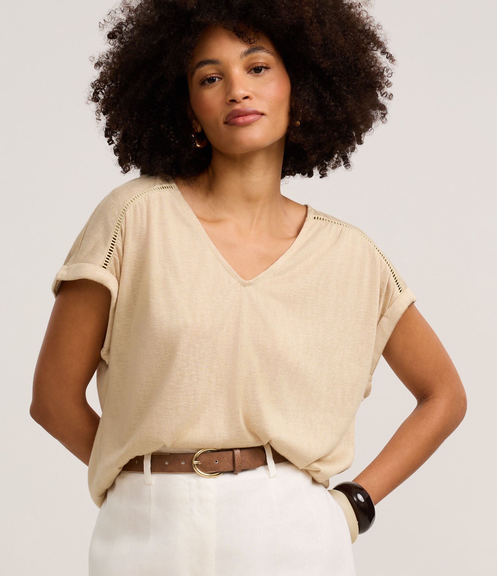 Blusa em Flamê com Entremeio na Manga Dobrada Bege 3